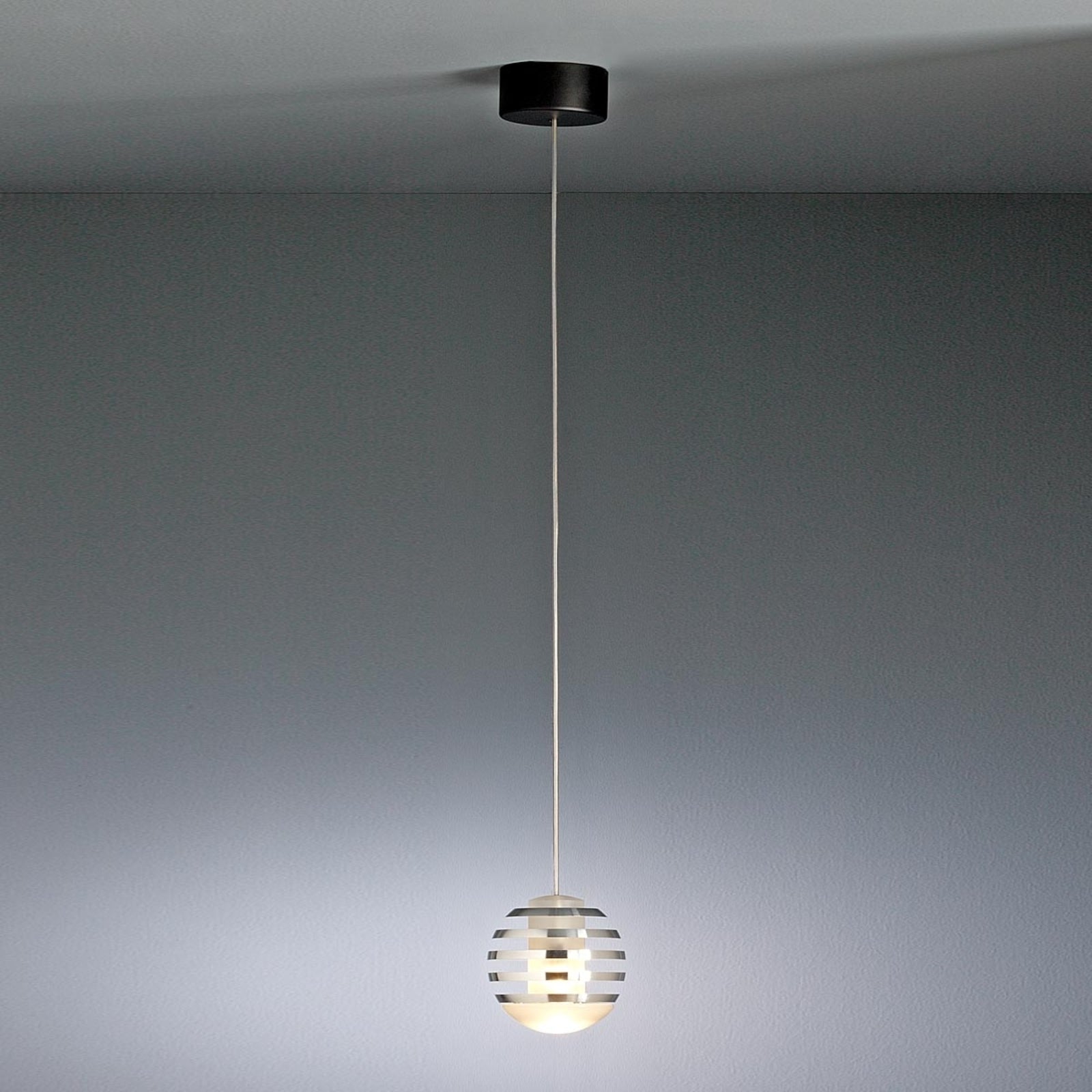 LED pendellampe Bulo sett fra siden med detalj av glass