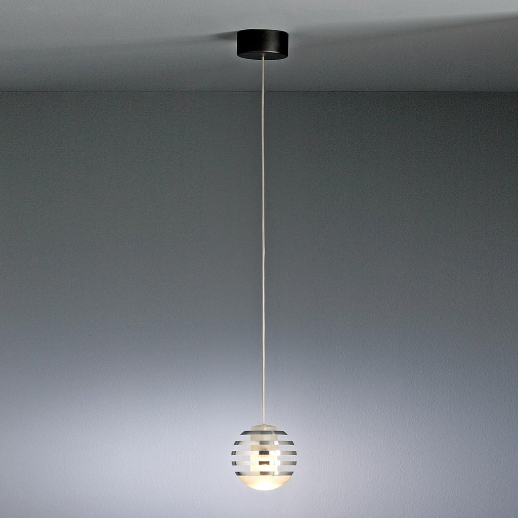 LED pendellampe Bulo sett fra siden med detalj av glass