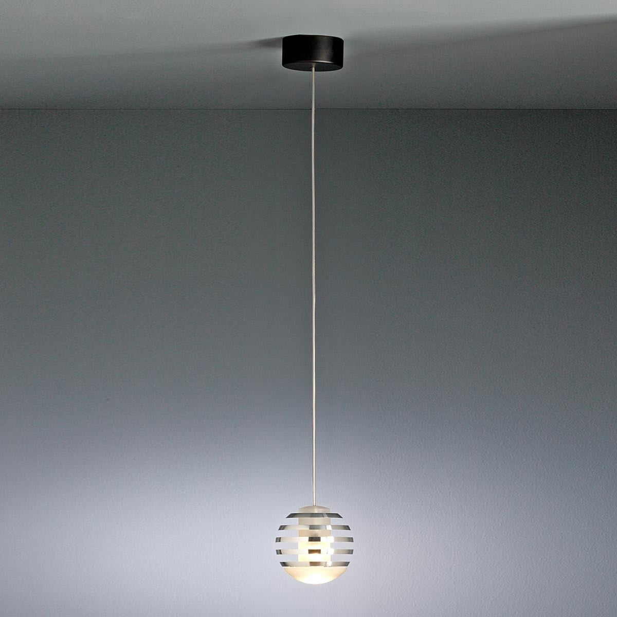 LED pendellampe Bulo sett fra siden med detalj av glass