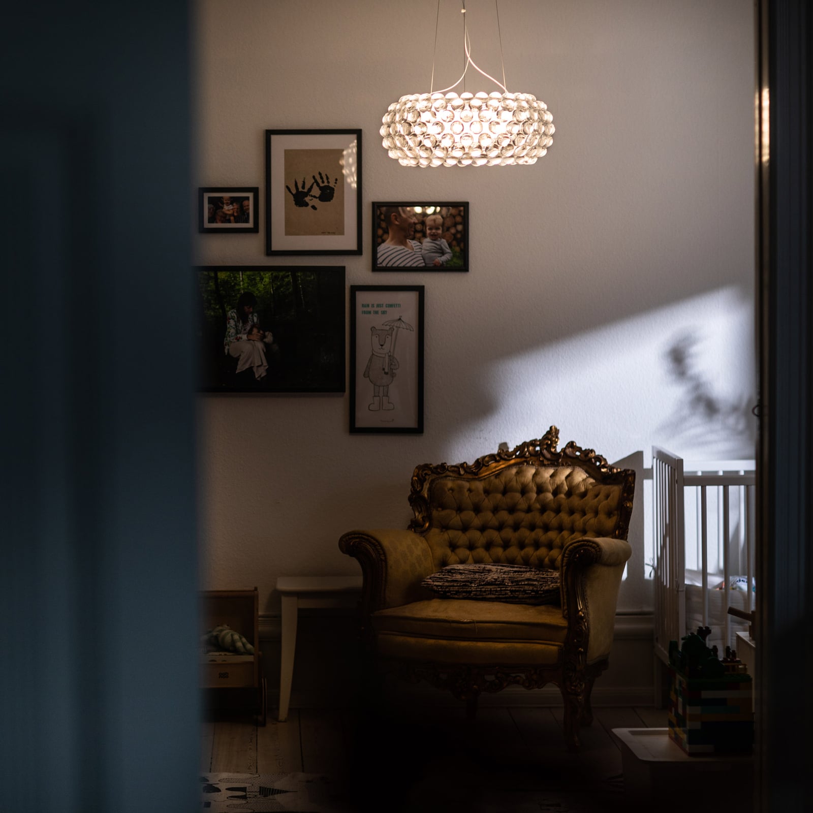 Detaljbilde av transparente perler på LED pendellampe Caboche Plus media klar Ø50 cm