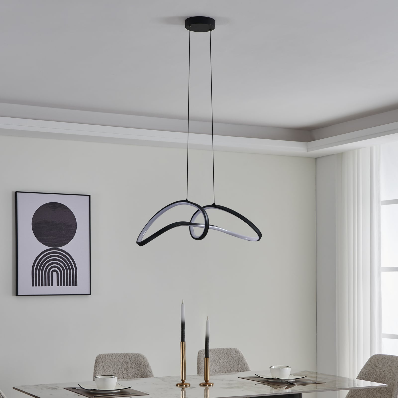 LED pendellampe Calarossa-Z svart aluminium montert i rom