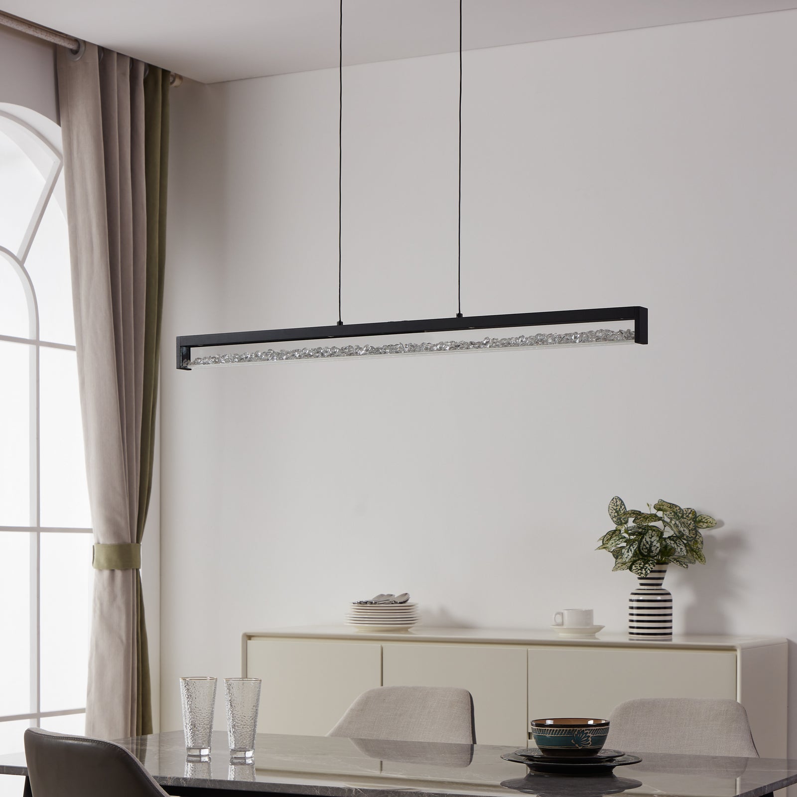 Nærbilde av krystaller på LED pendellampe Cardito CCT dimbar svart 100 cm