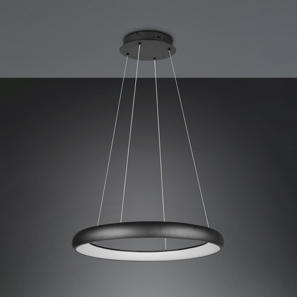 LED pendellampe Cardona ring Ø75 cm svart montert i rom