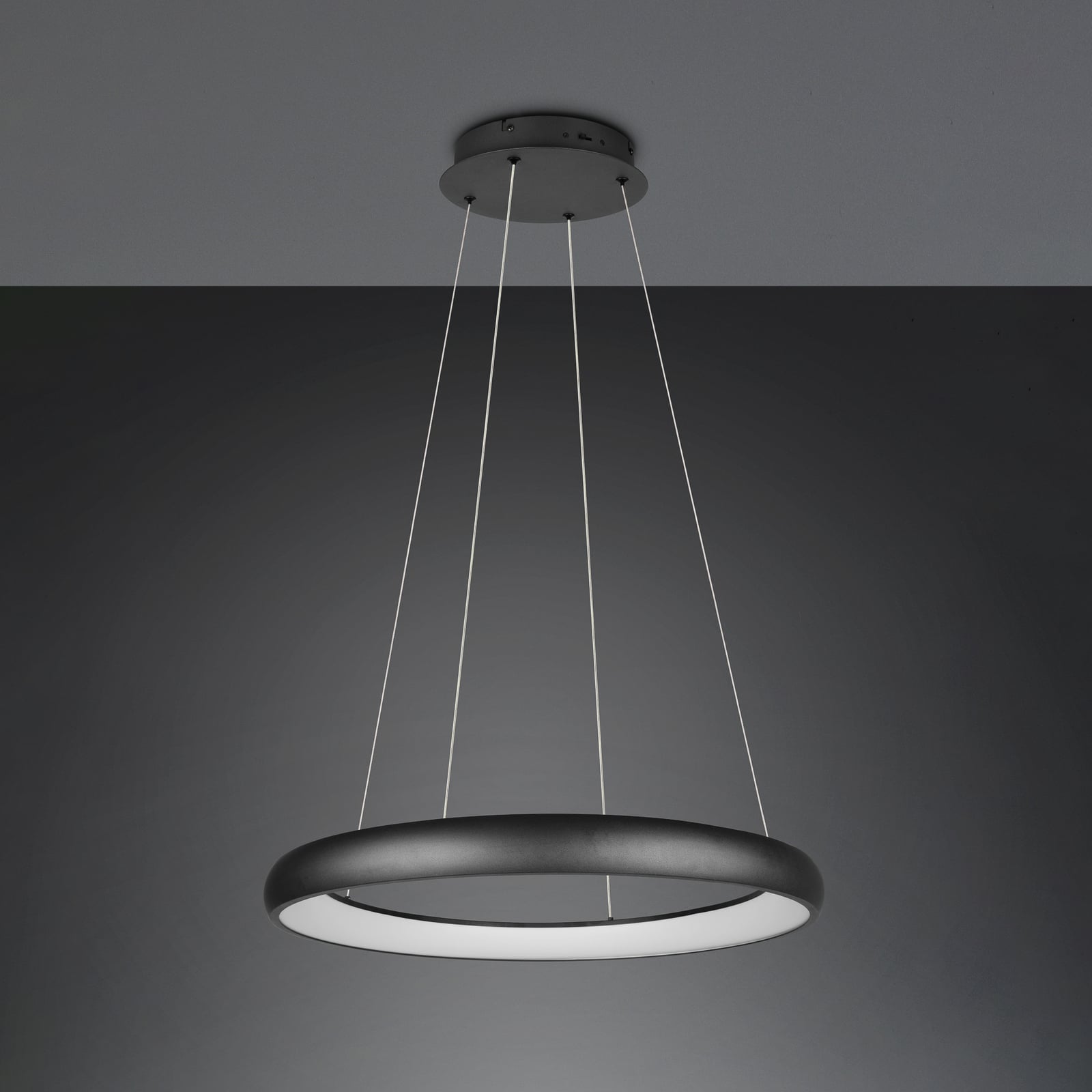 LED pendellampe Cardona ring Ø75 cm svart montert i rom