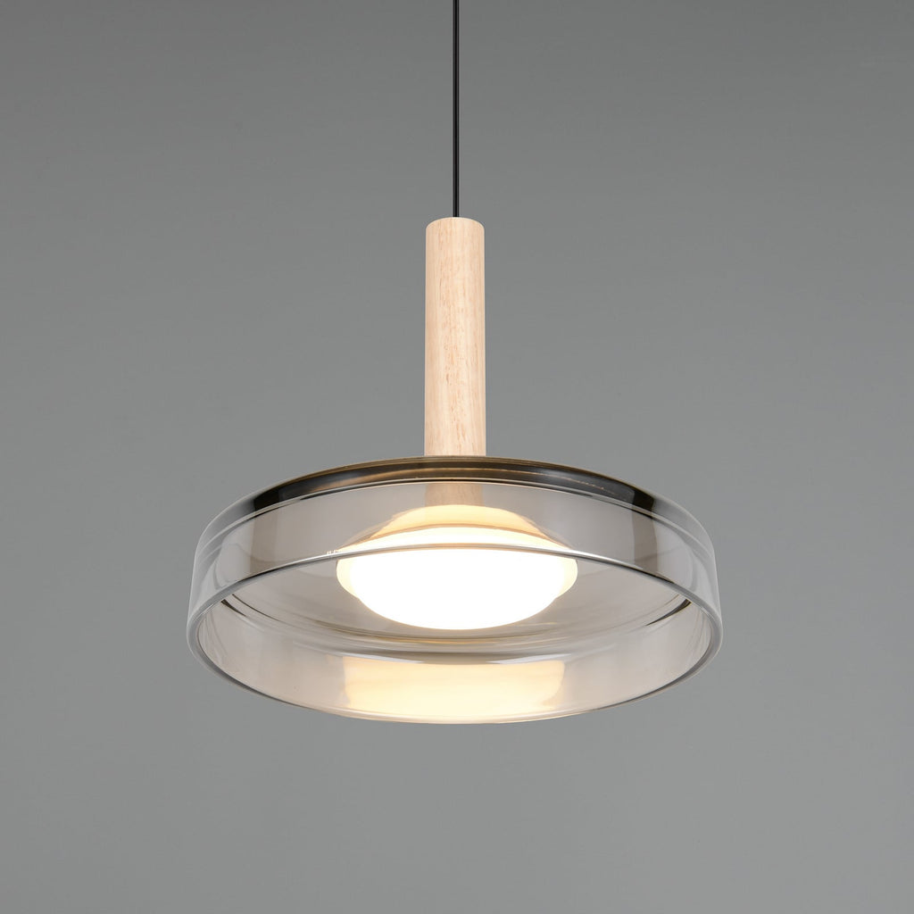 Nærbilde av glassdetalj på LED pendellampe Celeste dimbar glass og tre krom