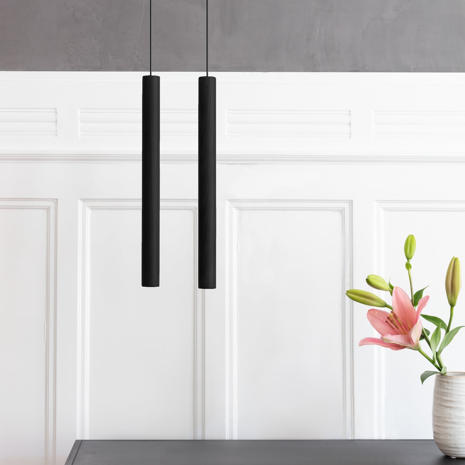 LED pendellampe Chimes Tall eik svart montert i rom