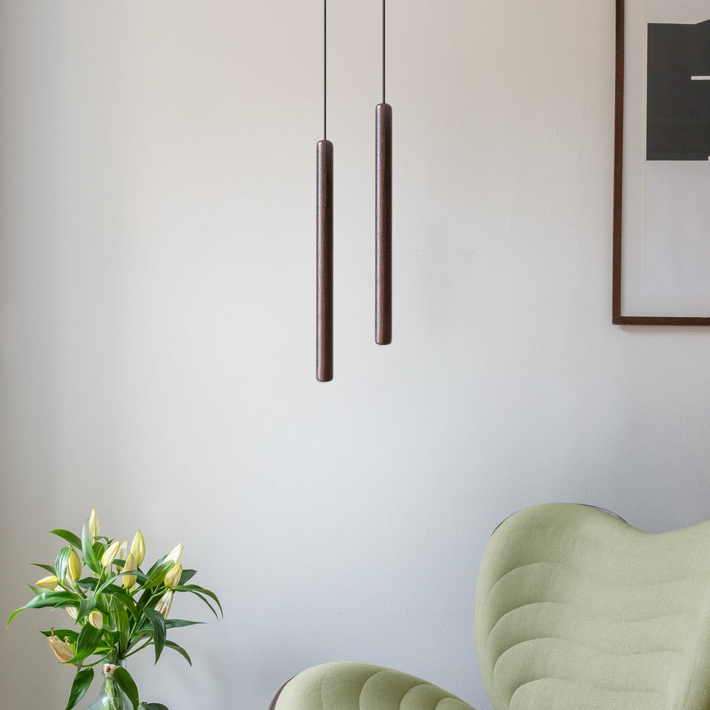 LED pendellampe Chimes Tall mørk eik montert i rom