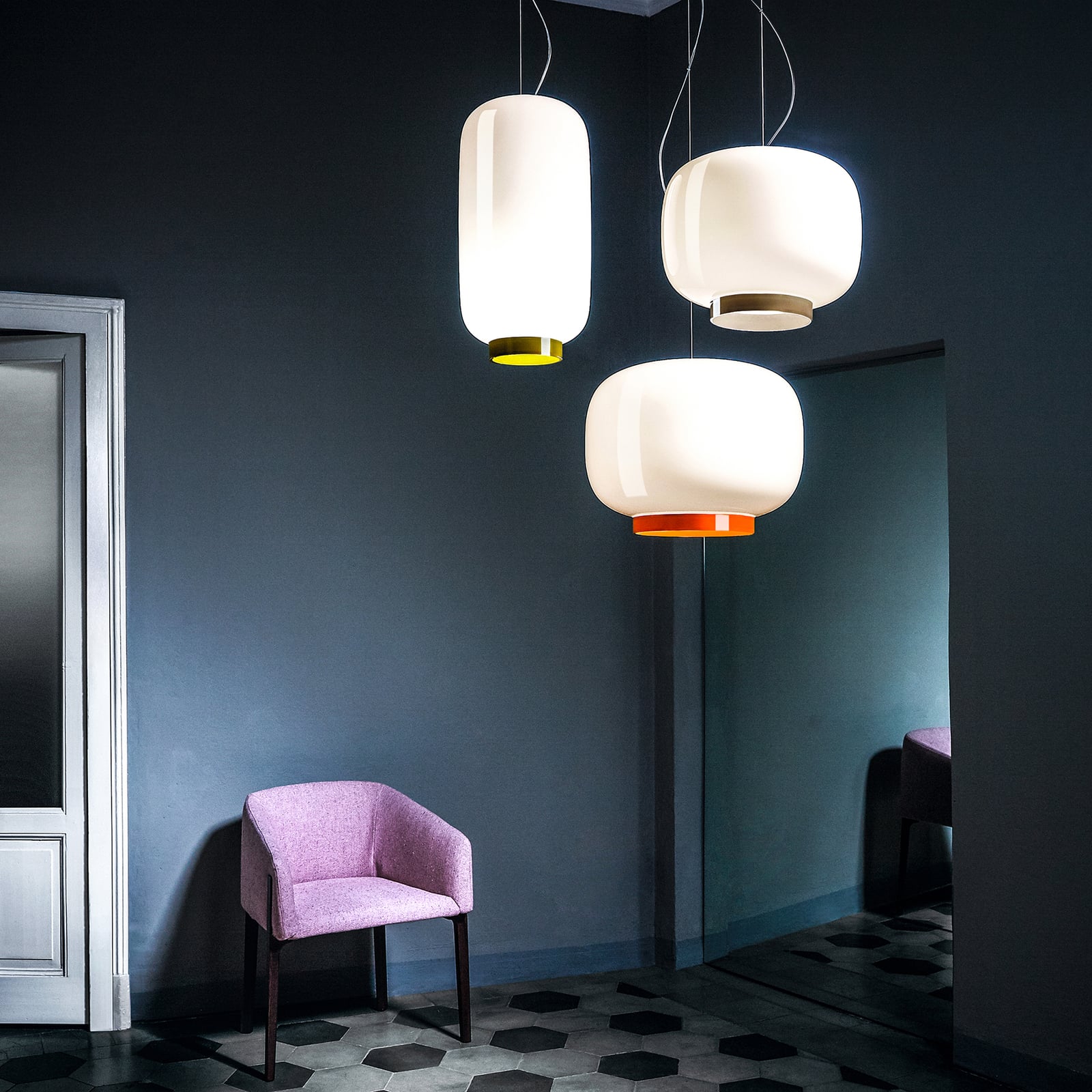 Montert LED pendellampe Chouchin Reverse 3 hvit grå glass i rom
