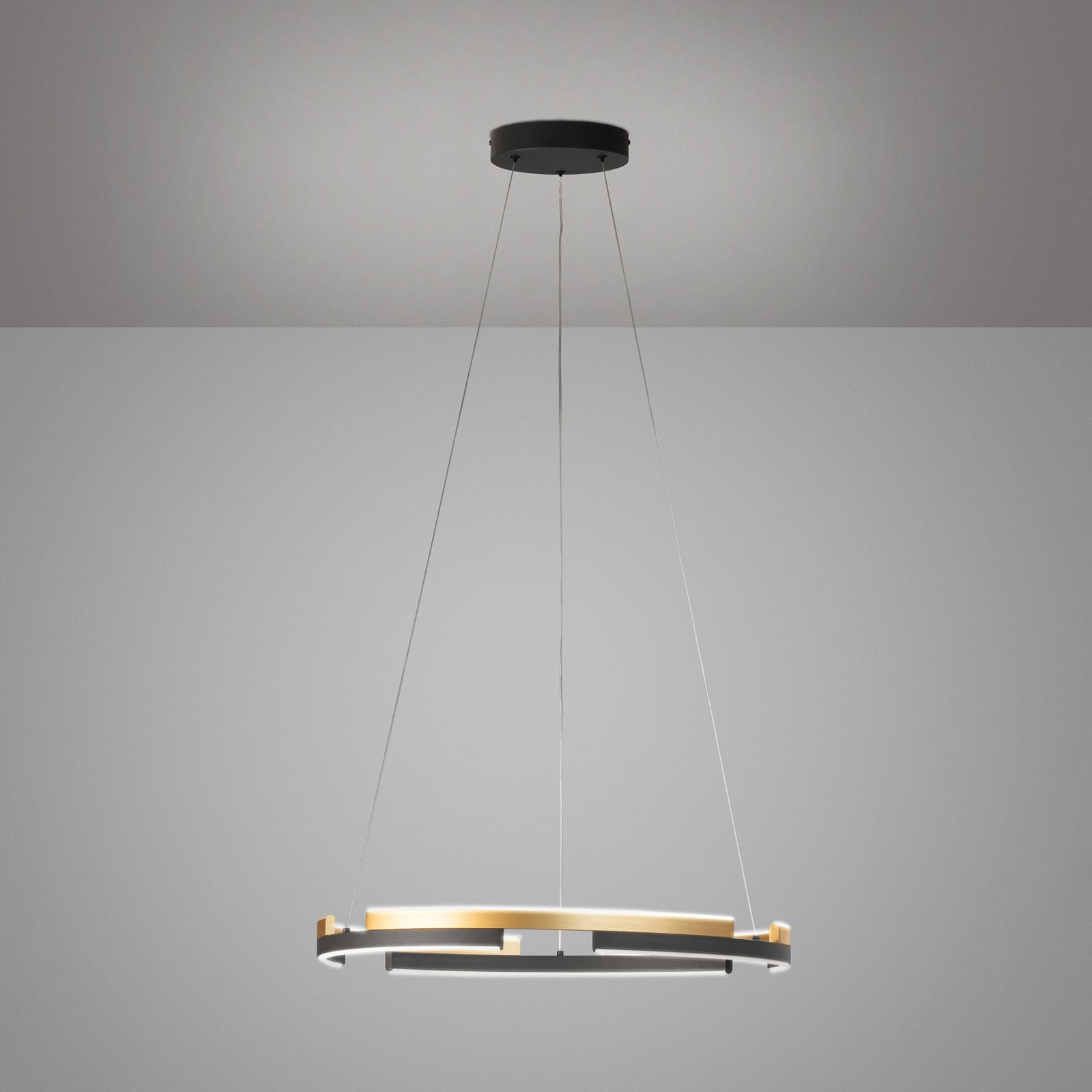 LED pendellampe Circly svart/gull Ø60 cm montert i rom