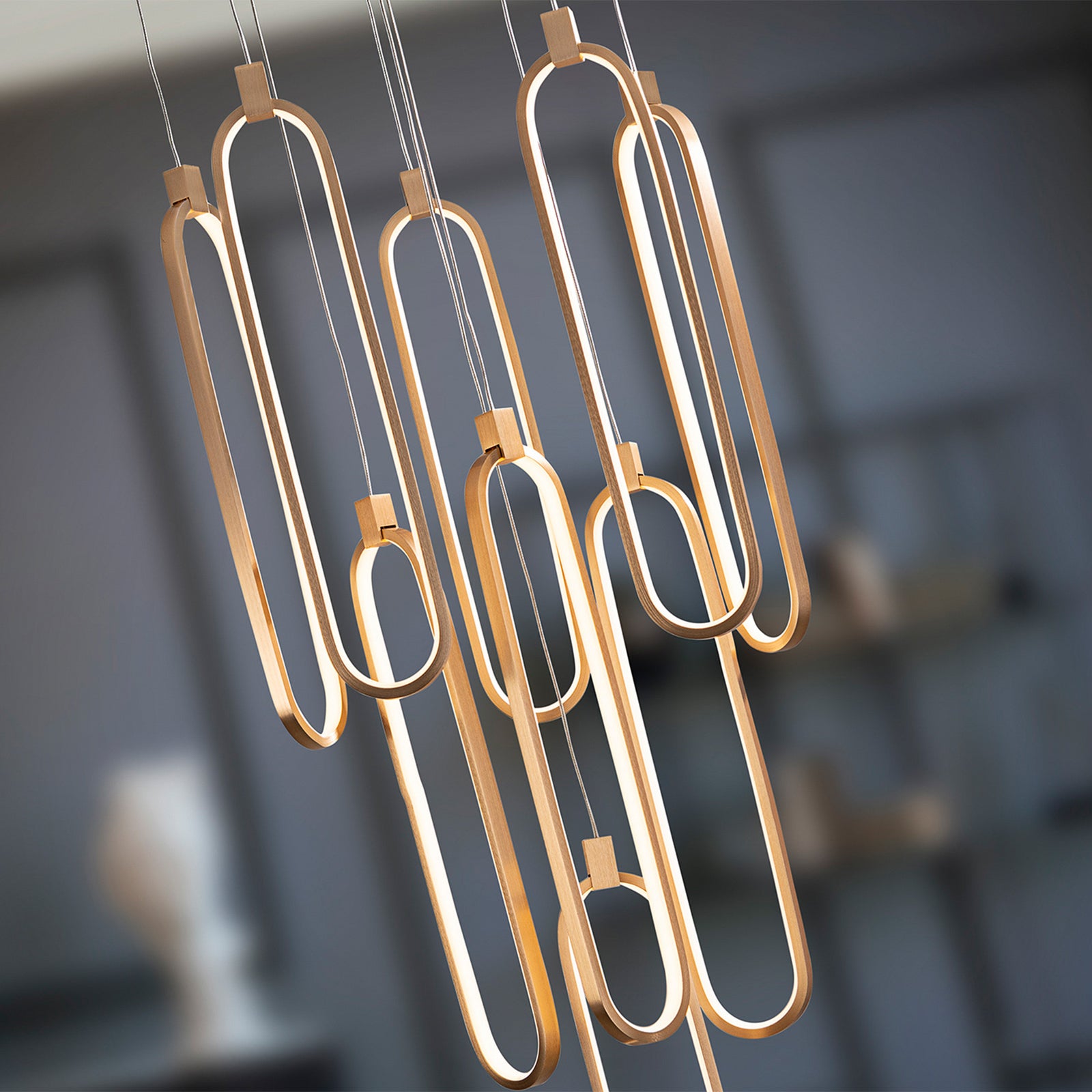 LED pendellampe Colette 9-lys dimbar roségull Ø50 cm detalj av oppheng