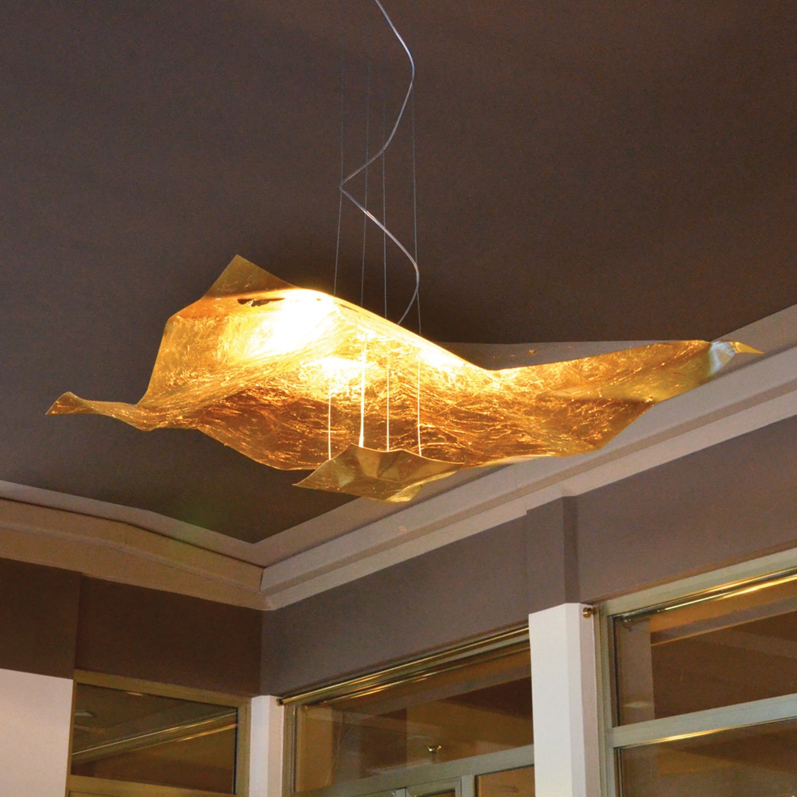 LED pendellampe Crash gull stål 100x100 cm opphengsdetalj