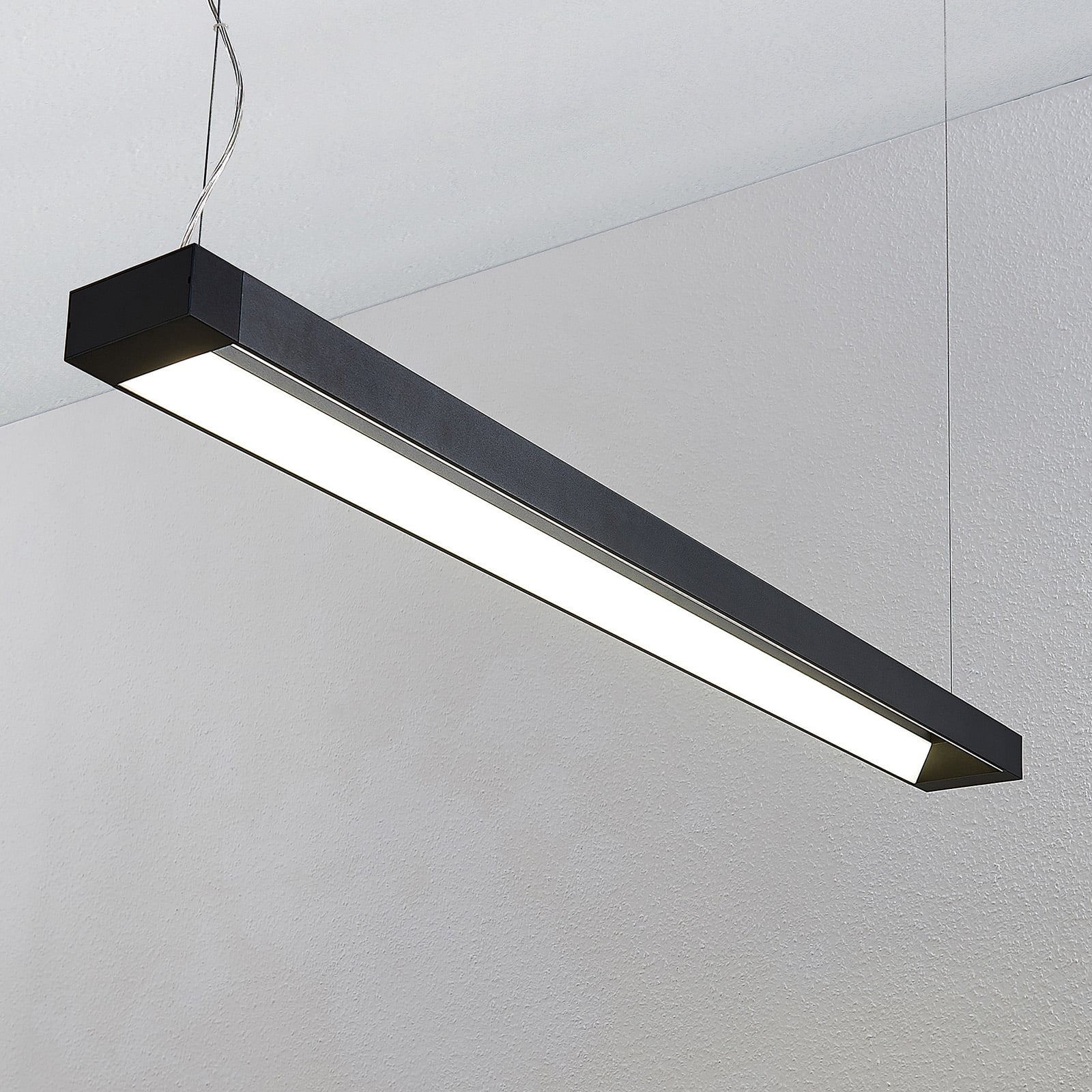 LED pendellampe Cuna svart aluminium 122 cm nærbilde av overflate