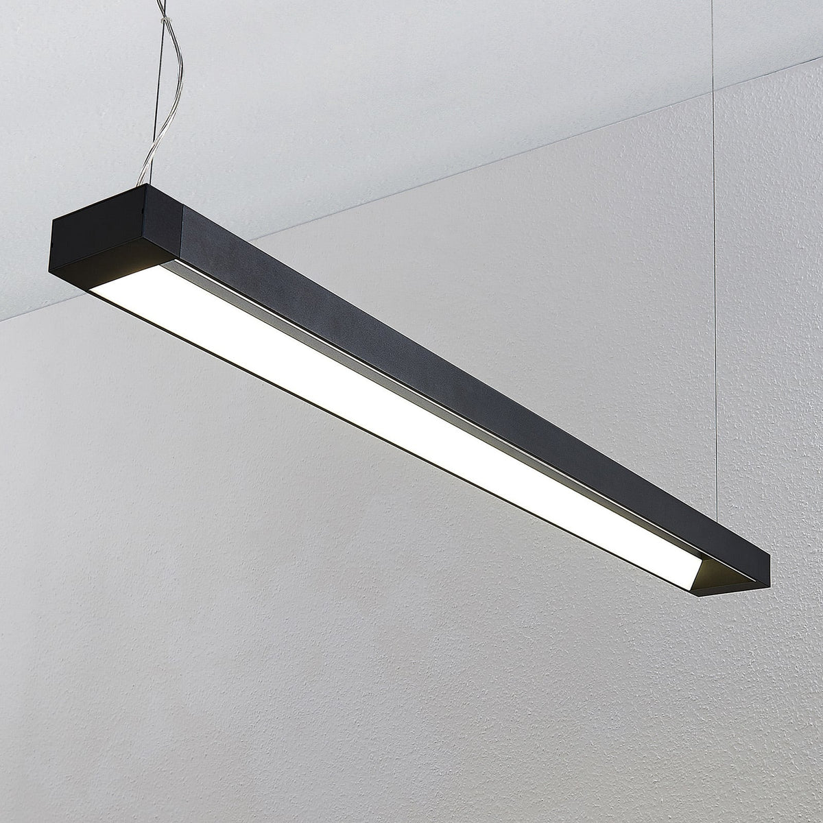 LED pendellampe Cuna svart aluminium 122 cm nærbilde av overflate