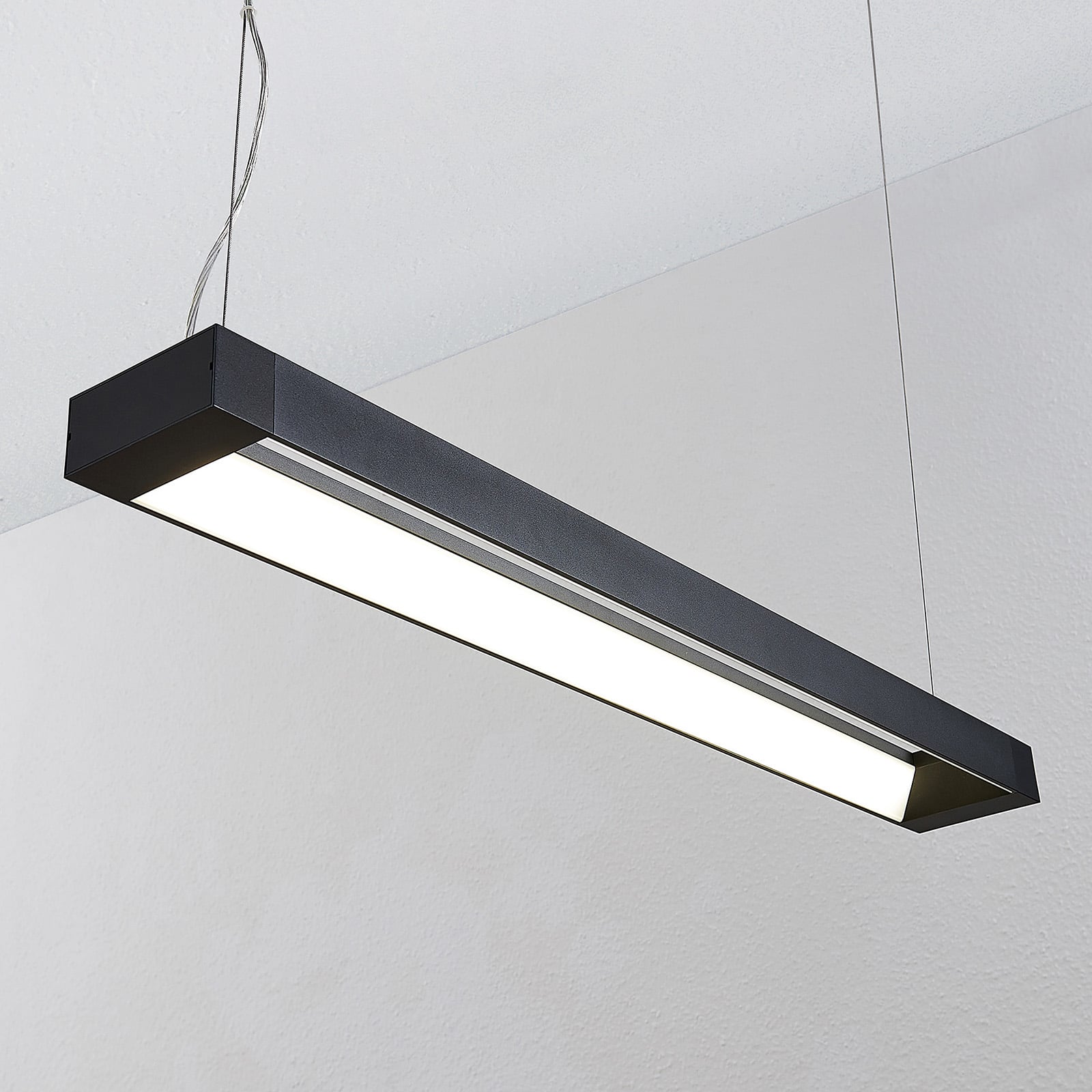 LED pendellampe Cuna svart aluminium 92 cm nærbilde