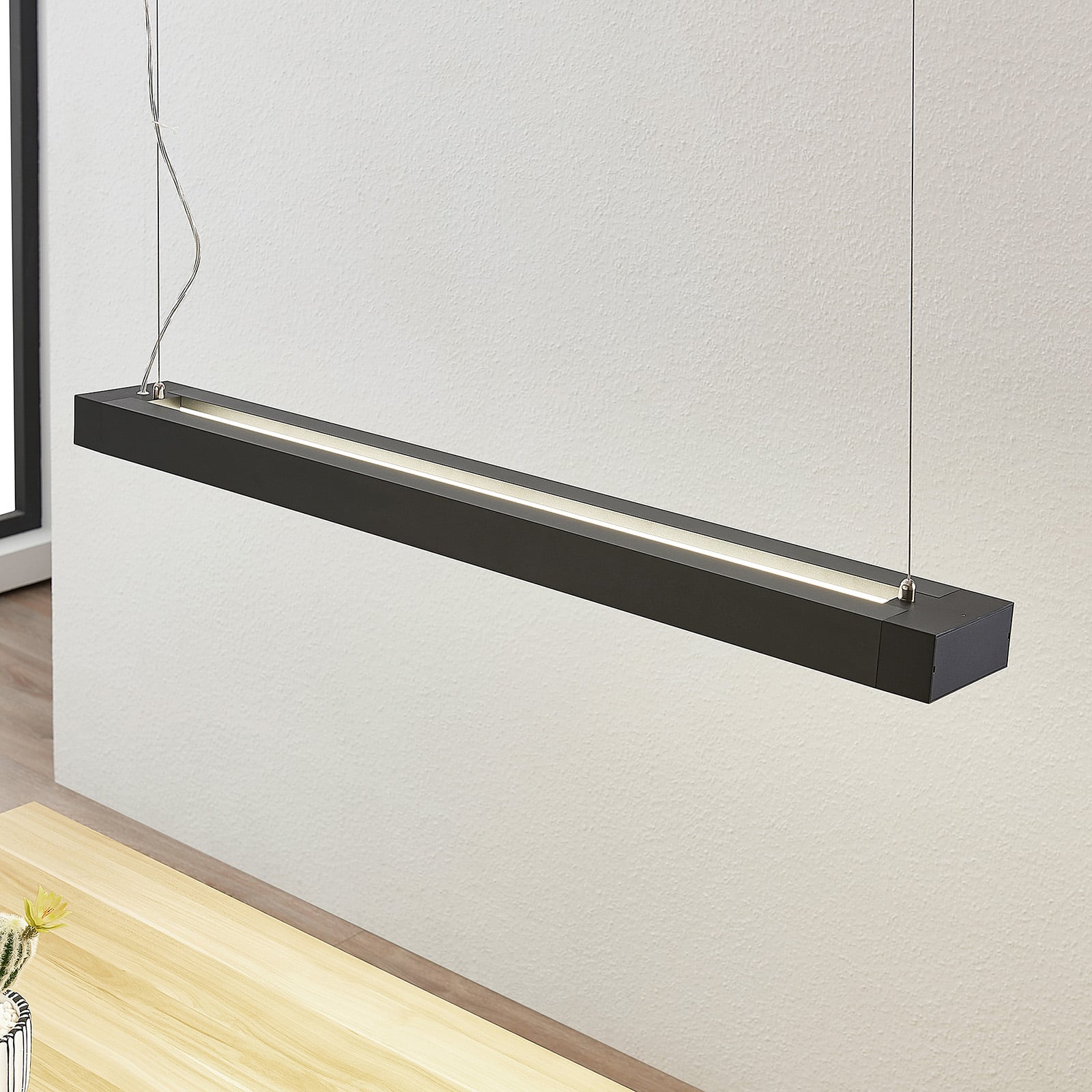 LED pendellampe Cuna svart aluminium 92 cm fra siden