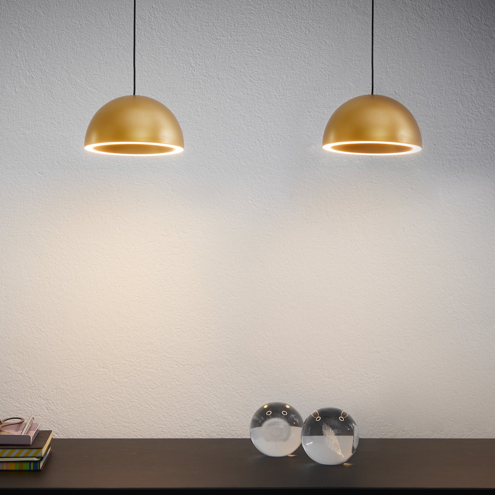 LED pendellampe Curve dimbar gullfarget aluminium Ø14 cm bakside