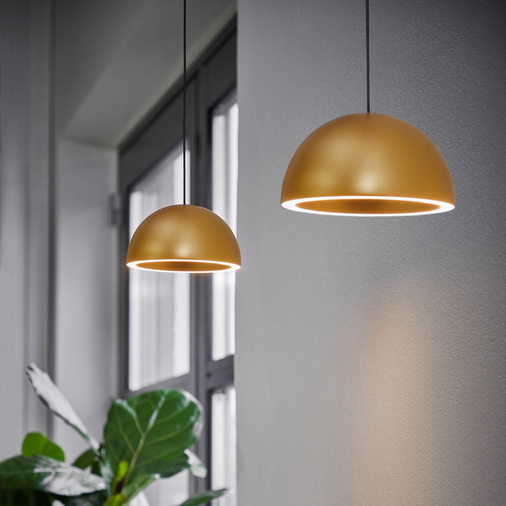 Detalj av LED pendellampe Curve dimbar gullfarget aluminium Ø14 cm