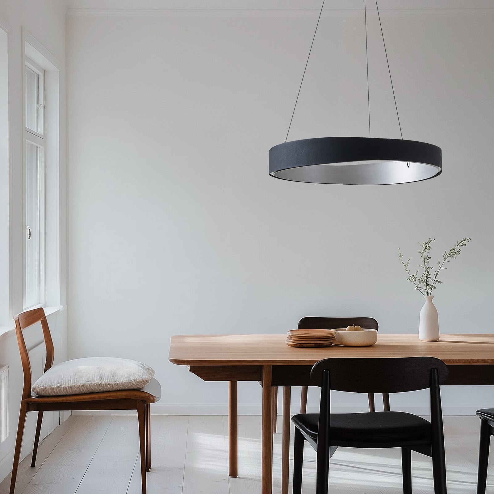 LED pendellampe Daelor svart alu Ø70 cm detalj av lampeskjerm