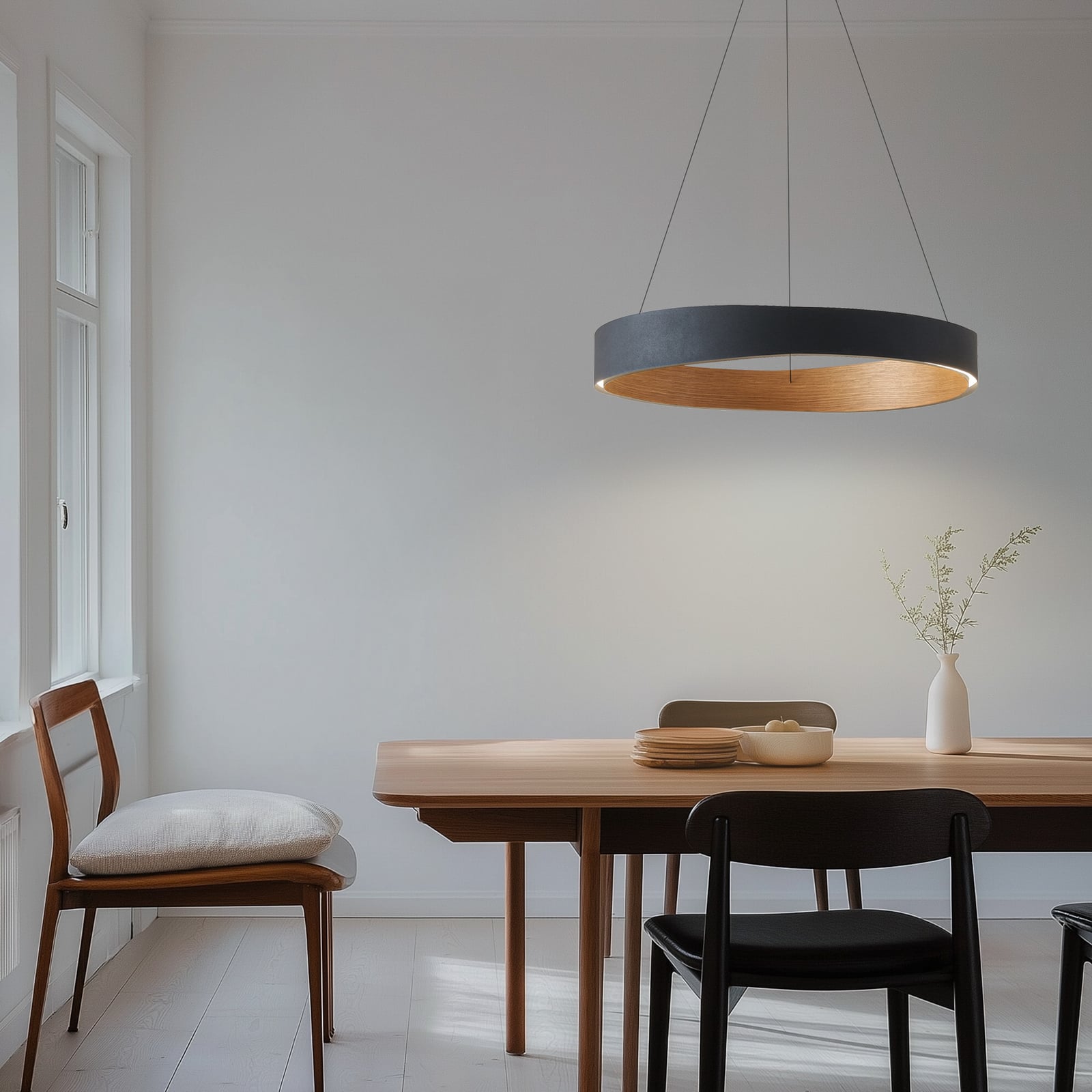 LED pendellampe Daelor svart/tre CCT dimbar Ø70 cm bakside