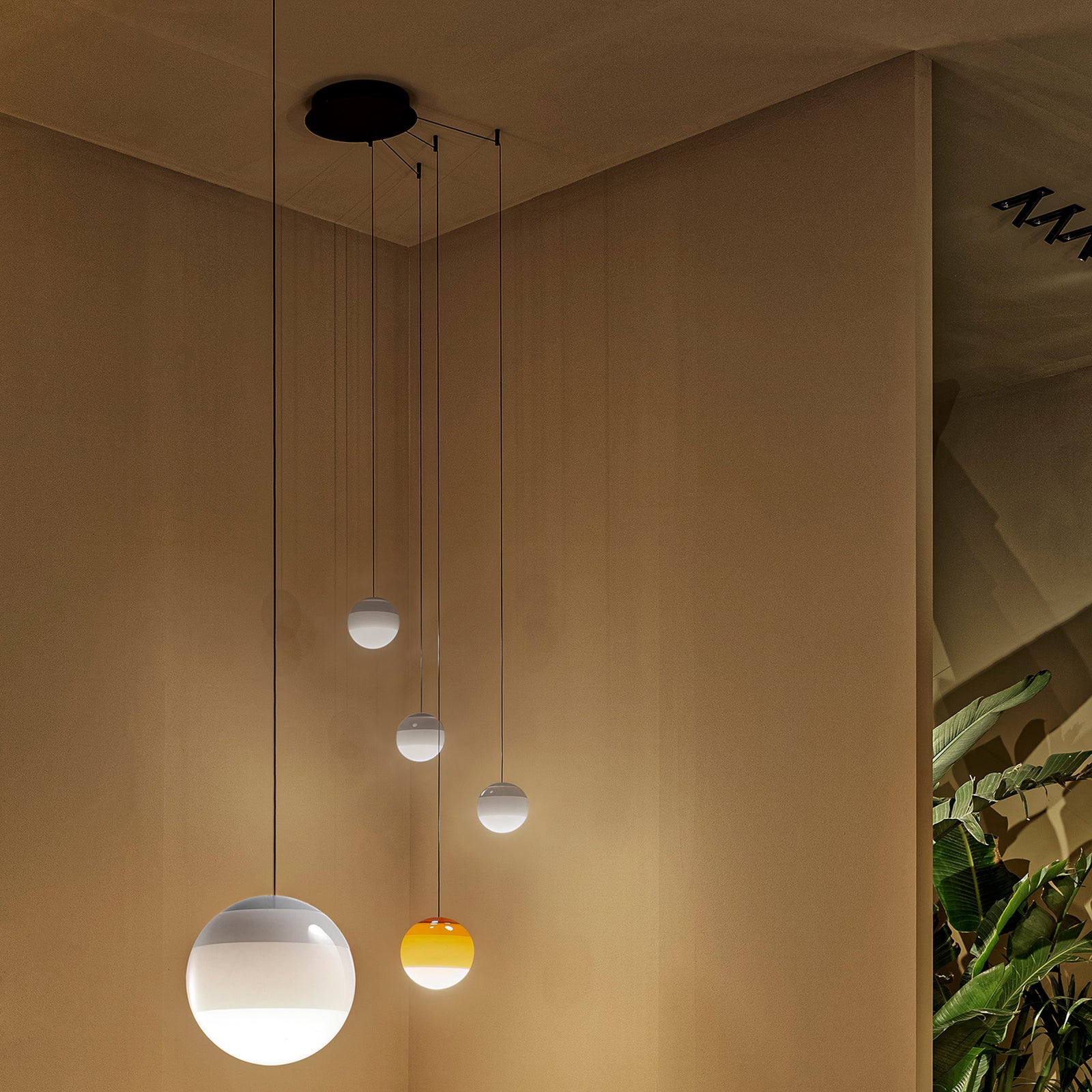 LED pendellampe Dipping Light glass dimbar Ø13,5 cm hvit montert i rom