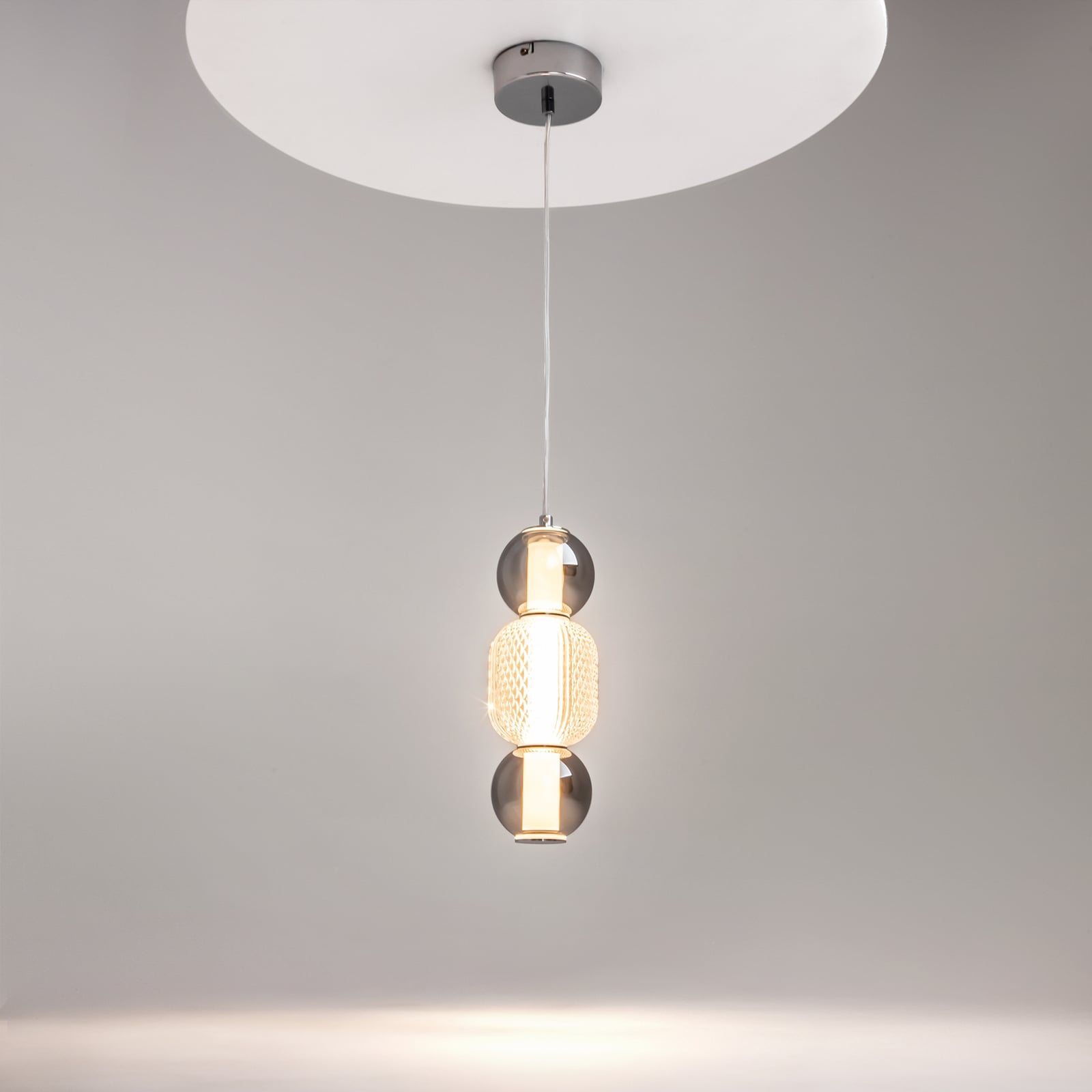 Montert LED pendellampe Drop glass røykgrå/krom Ø10 cm i rom