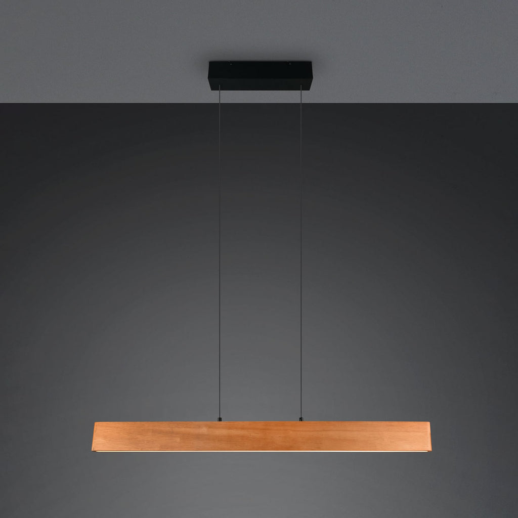 Detalj av treoverflate på LED pendellampe Edgewood tre dimbar CCT 115 cm