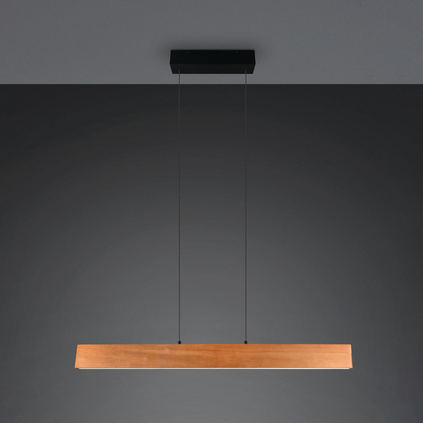 LED pendellampe Edgewood tre dimbar CCT 115 cm montert i rom