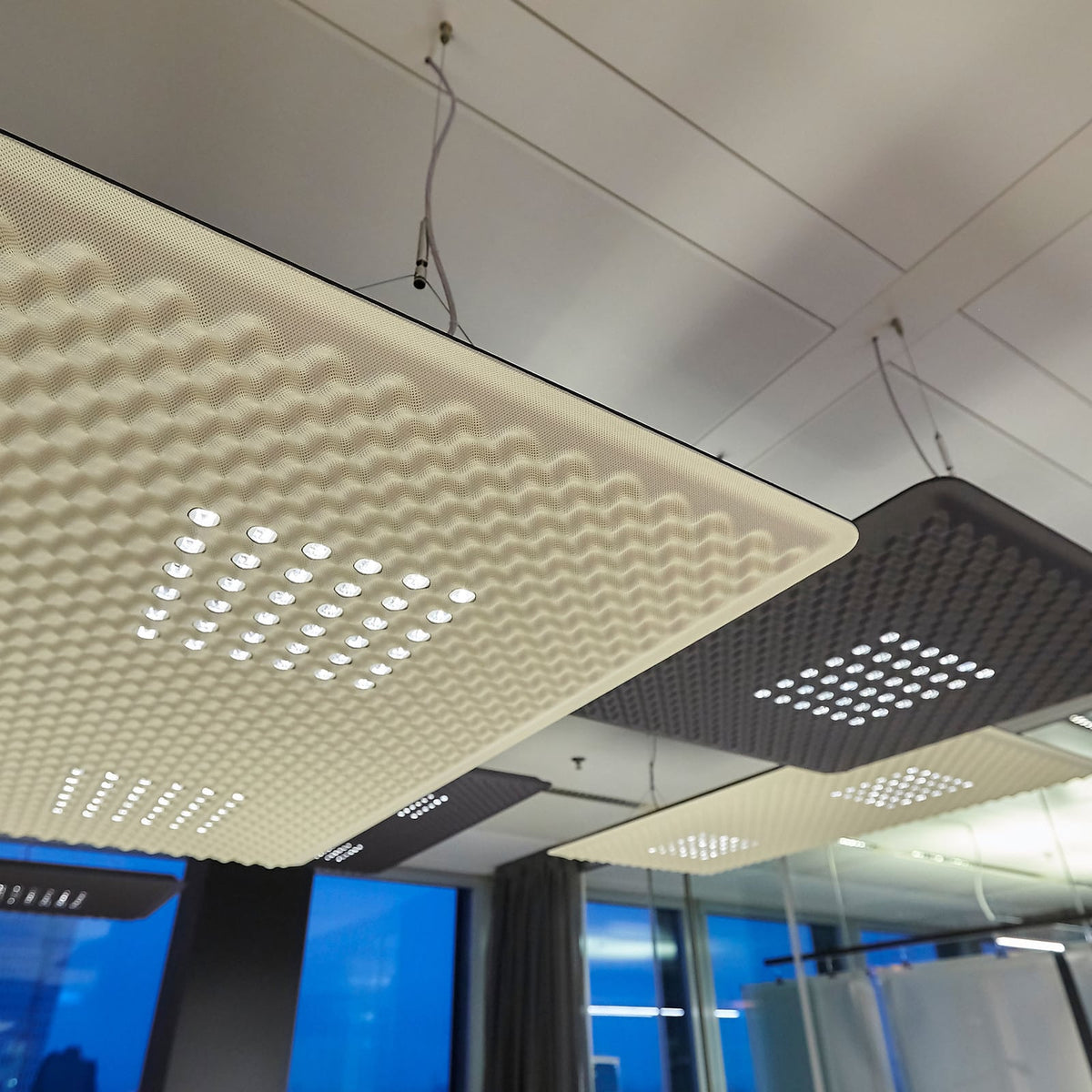 LED pendellampe Eggboard Matrix opp/ned dimbar 160 cm 75W montert i rom