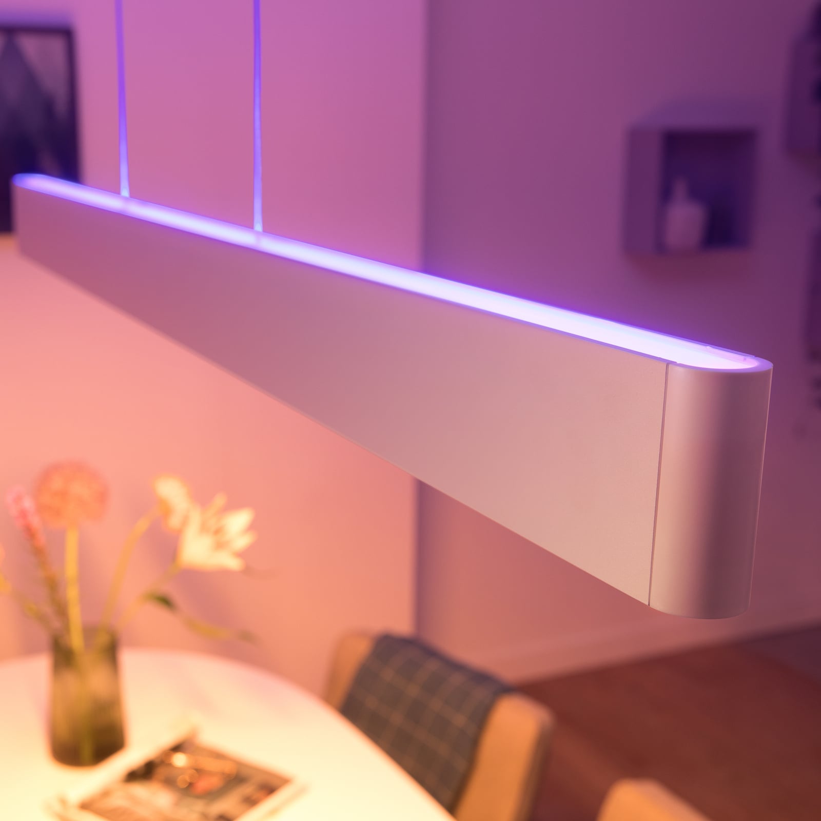LED pendellampe Ensis hvit dimbar RGBW 130 cm i bruk