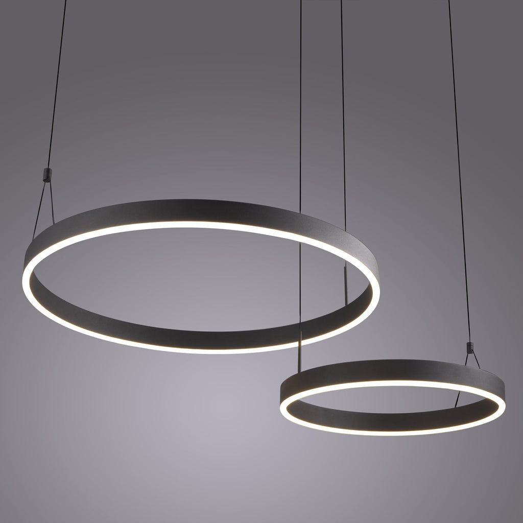 Nærbilde av fjernkontroll til LED pendellampe Esko svart 90 cm