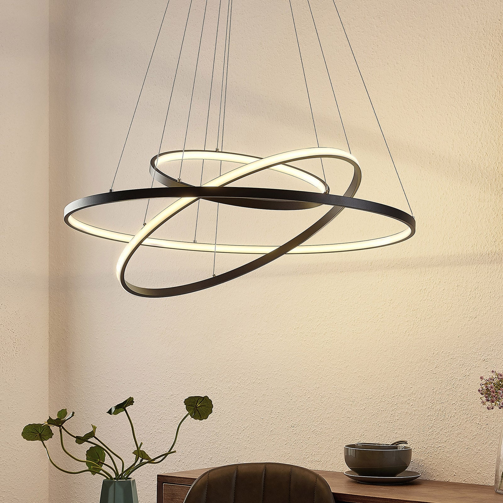 LED pendellampe Ezana 3 ringer dimbar svart forfra