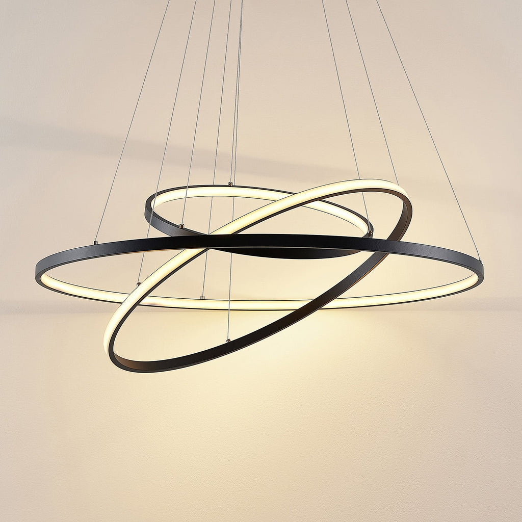 LED pendellampe Ezana 3 ringer dimbar svart montert over spisebord