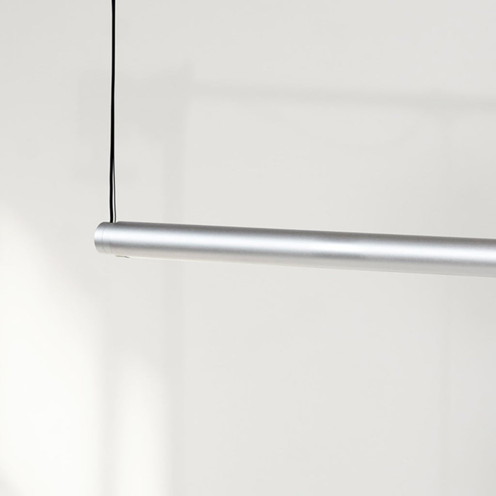 LED pendellampe Factor Linear 1500 aluminium opphengsdetalj
