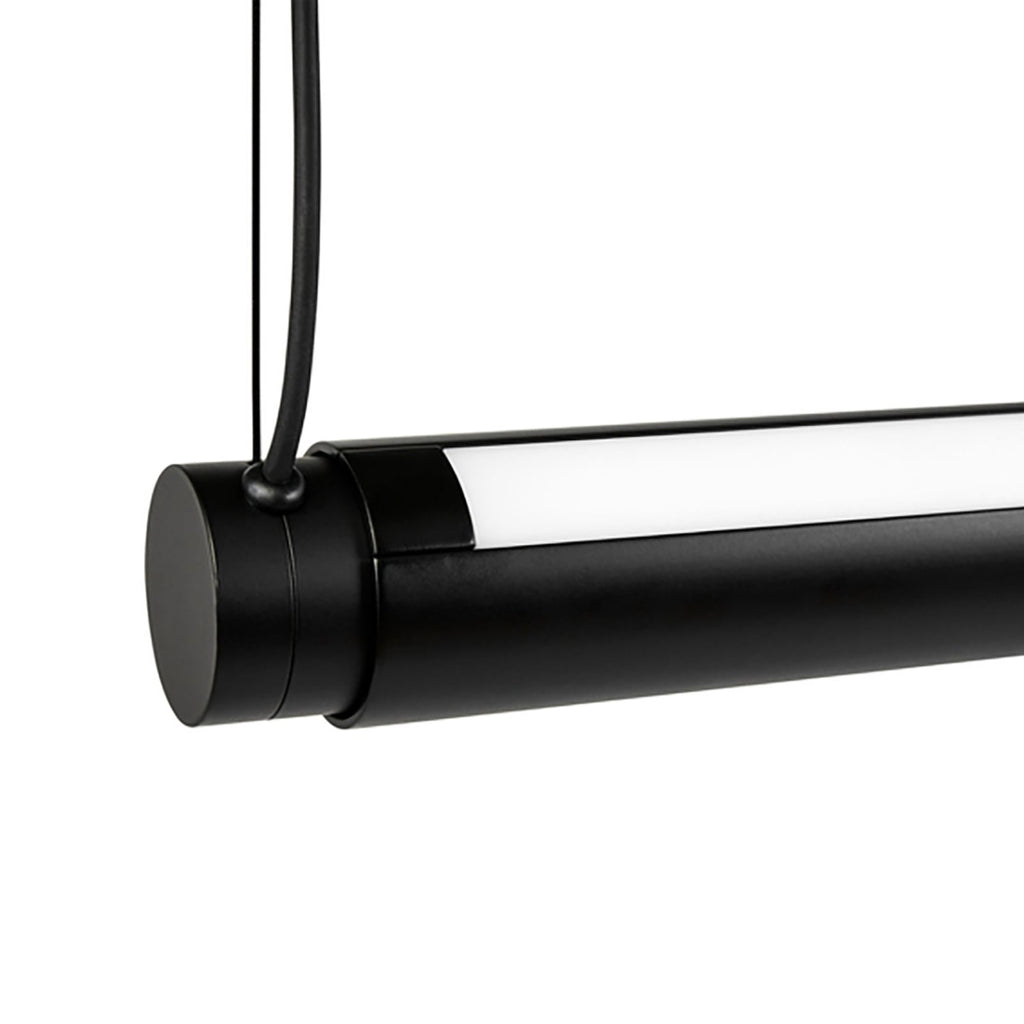 LED pendellampe Factor Linear dimbar svart 152 cm nærbilde av LED-lys