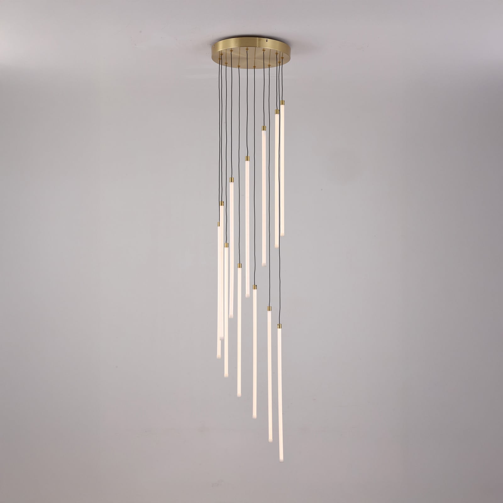 LED pendellampe Flare 12-lys messing Ø35 cm dimbar CCT montert i rom