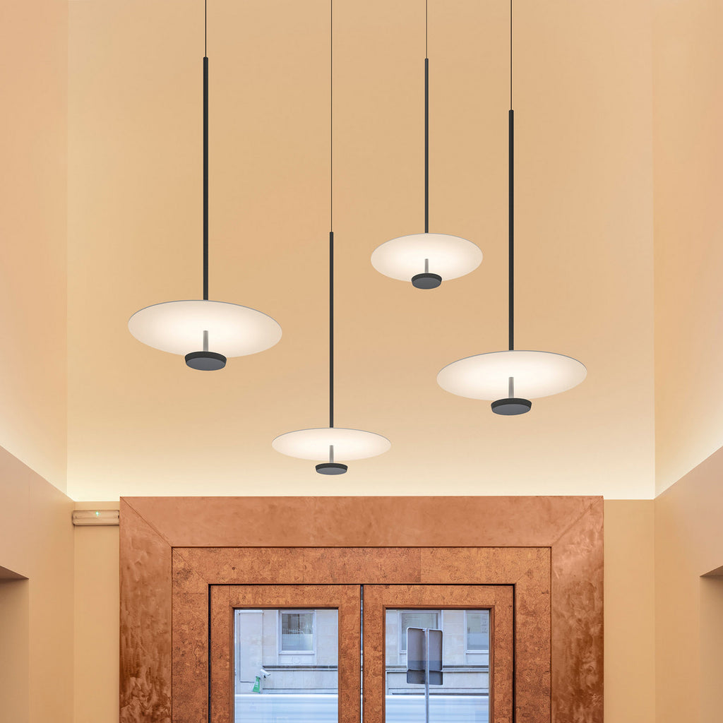 LED pendellampe Flat dimbar grå Ø55 cm 13,5W fra Vibia montert i rom