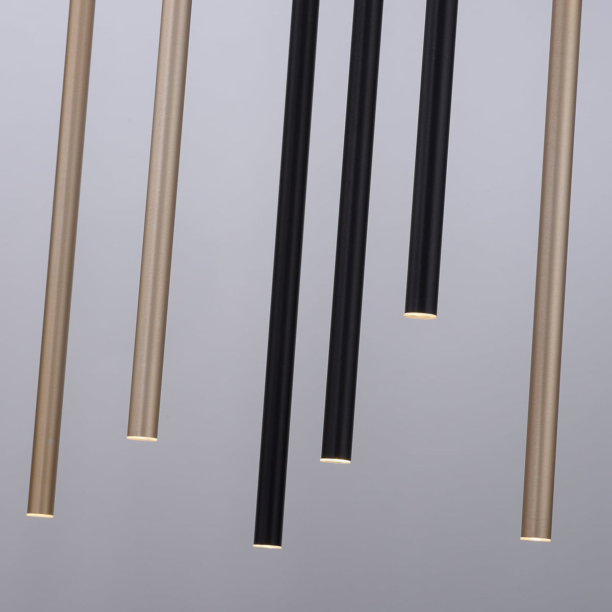 Nærbilde av LED pendellampe Flute dimbar 10-lys svart/aluminium lampehoder