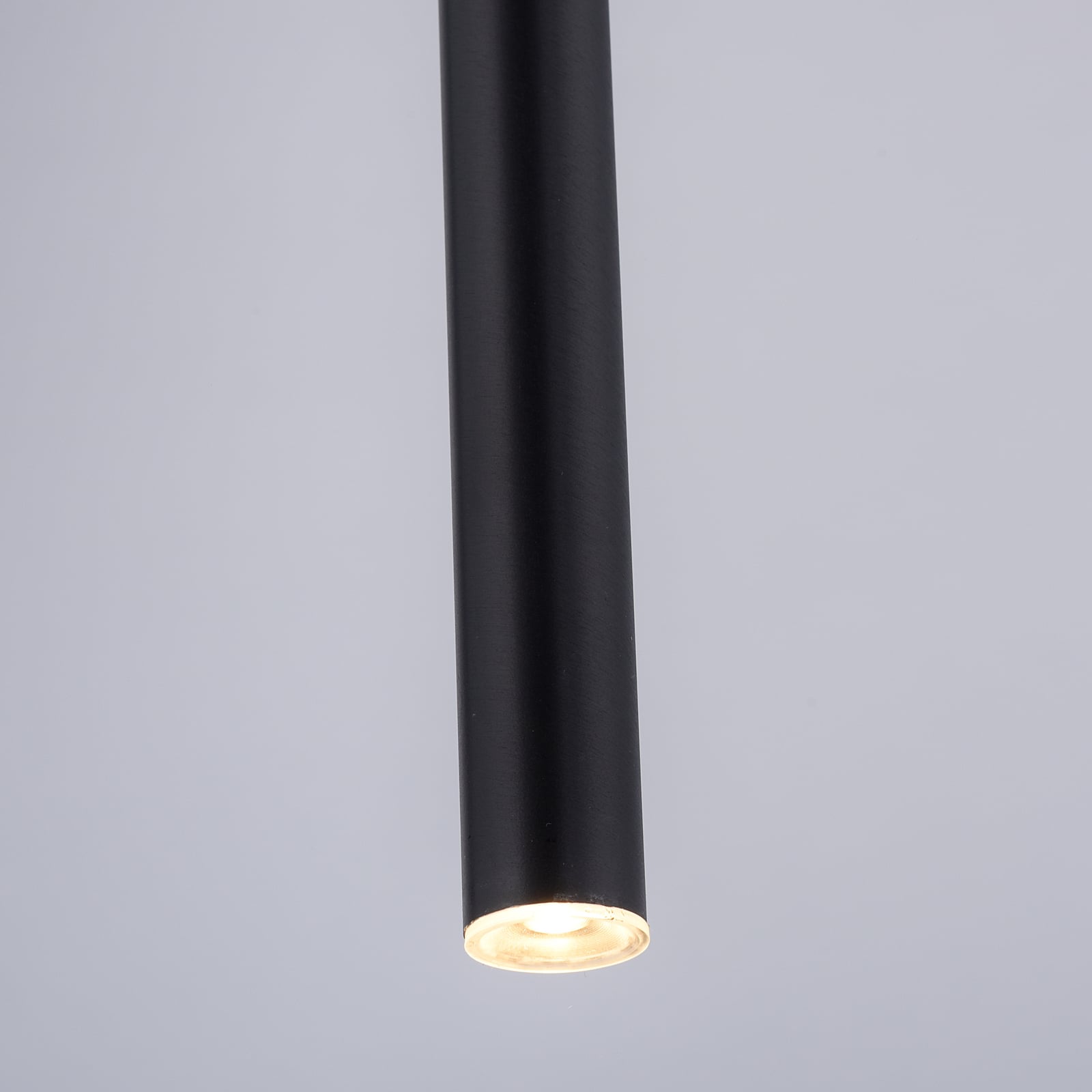 Nærbilde av LED pendellampe Flute sylinderform svart LED-modul