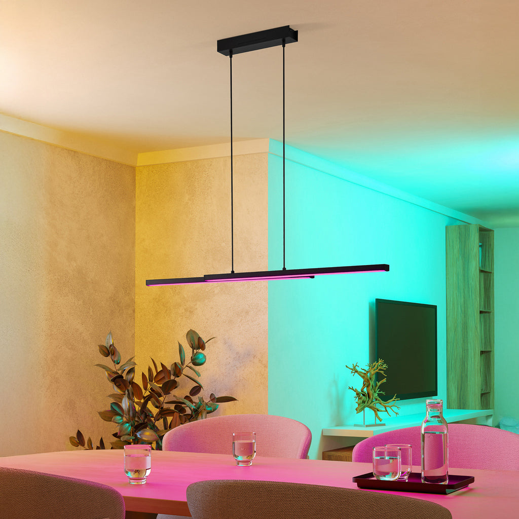 LED pendellampe Fraioli-Z svart dimbar RGB Zigbee 105 cm montert i stue