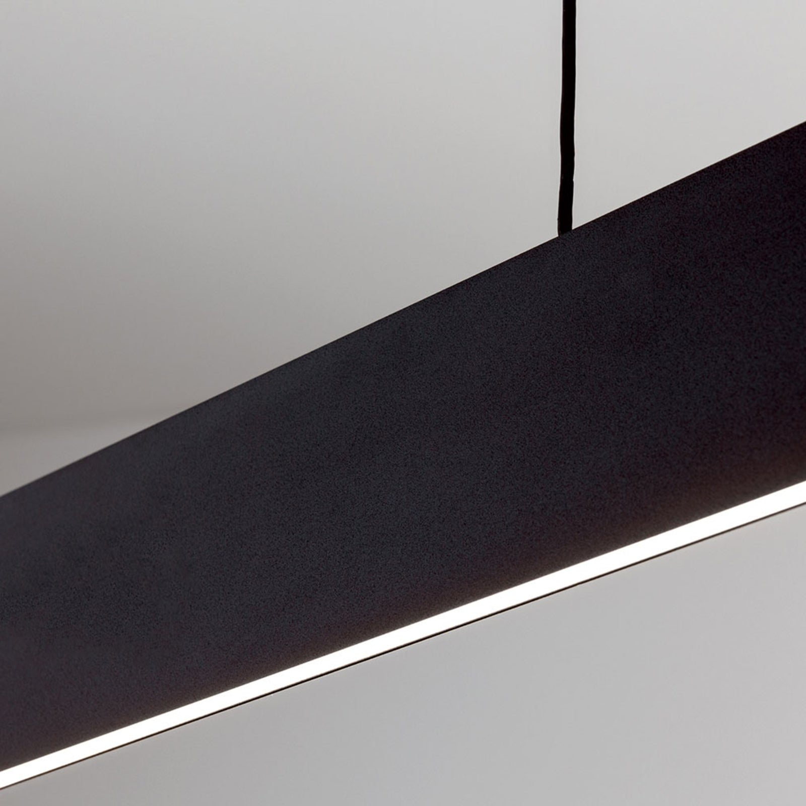 LED pendellampe Gideon opp og ned svart 146 cm oppheng