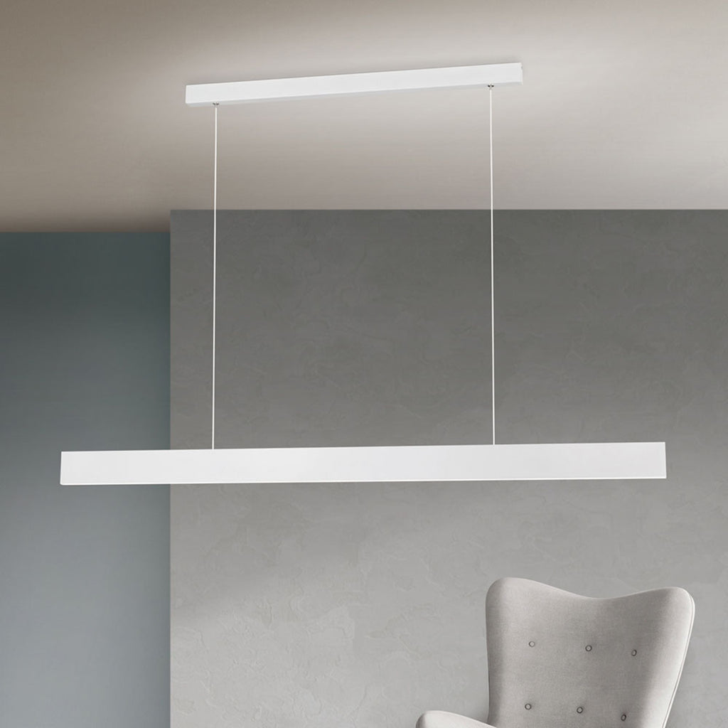 LED pendellampe Gideon opp og ned hvit 146 cm montert i rom