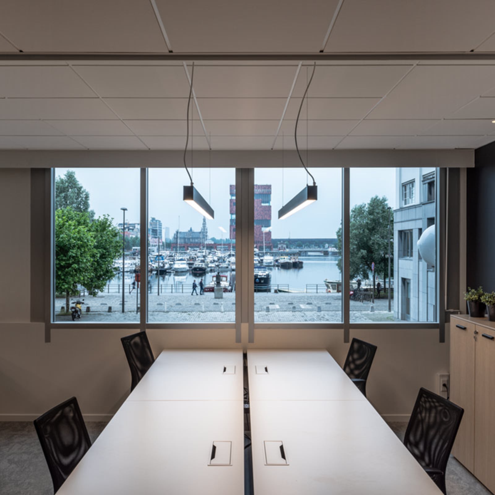 Bakside av LED pendellampe Glenos 205 cm svart dimbar 85W 4000K