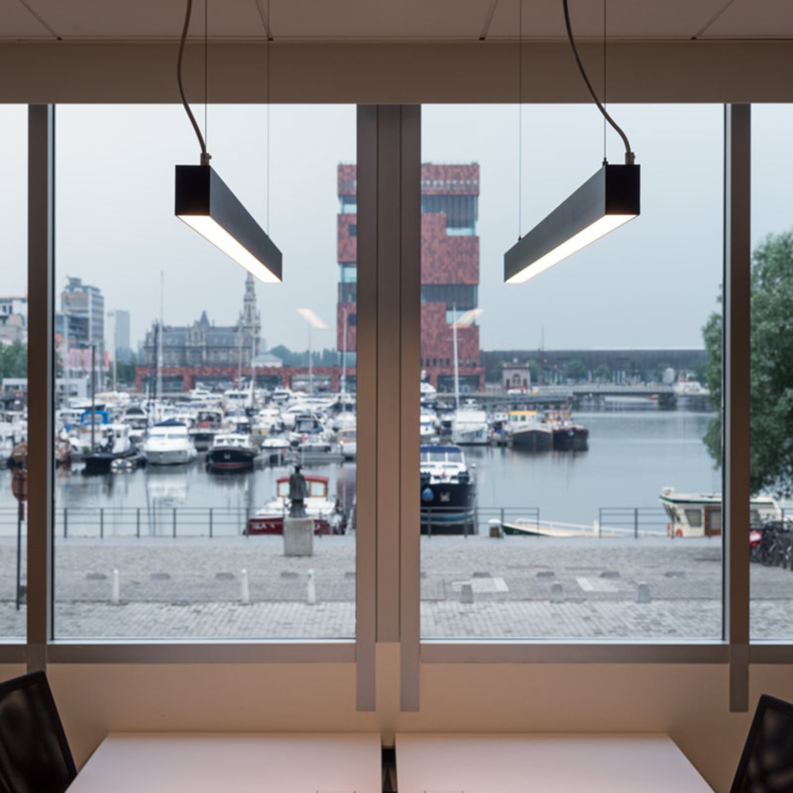 LED pendellampe Glenos 205 cm svart dimbar 85W 4000K montert i rom