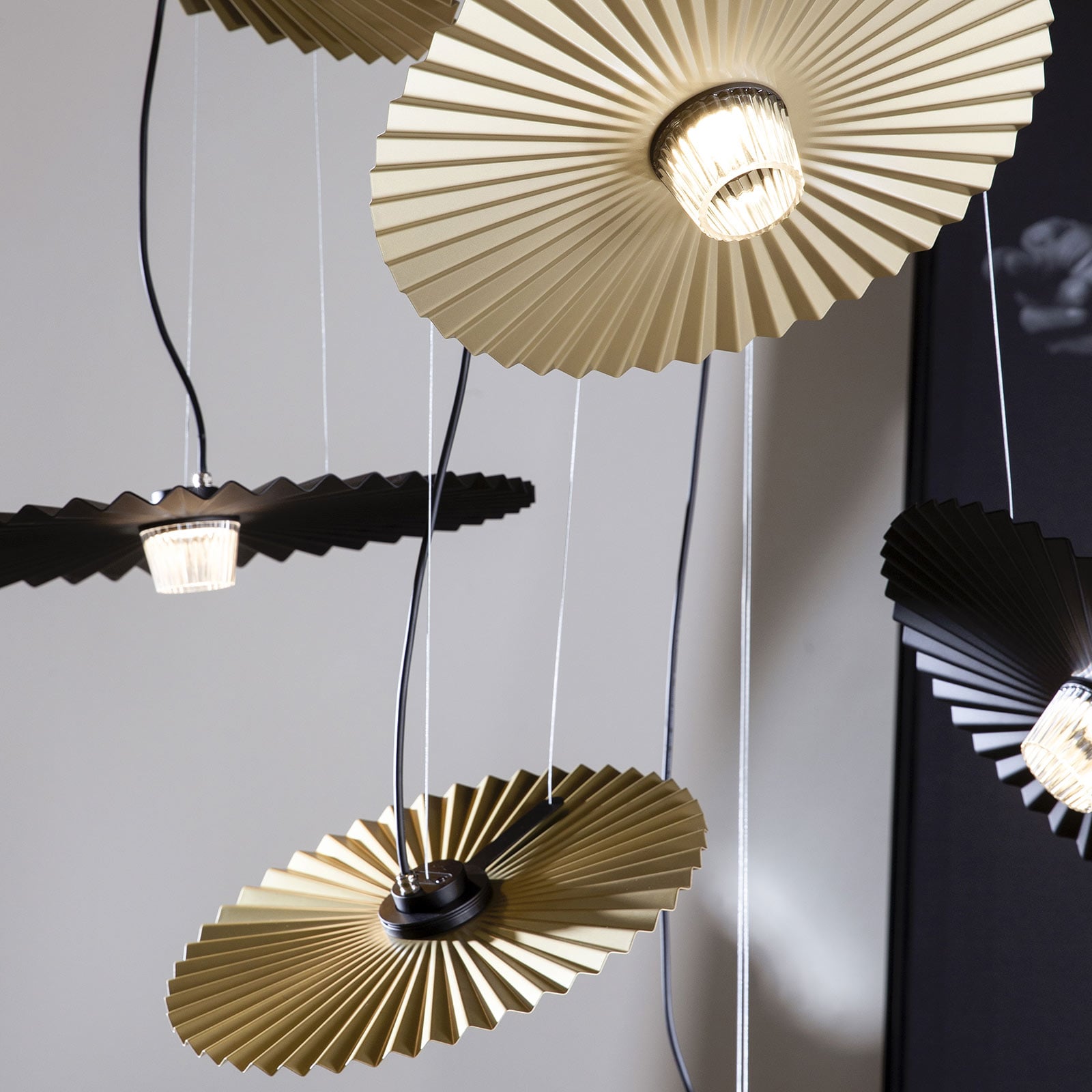 LED pendellampe Gonzaga dimbar messing nærbilde av detalj