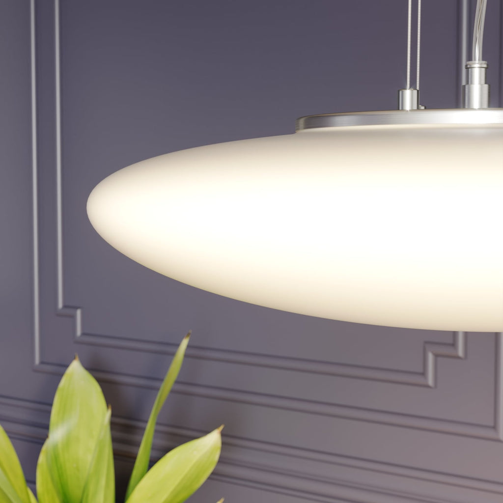 LED pendellampe Gunda opalglass dimbar lys i bruk