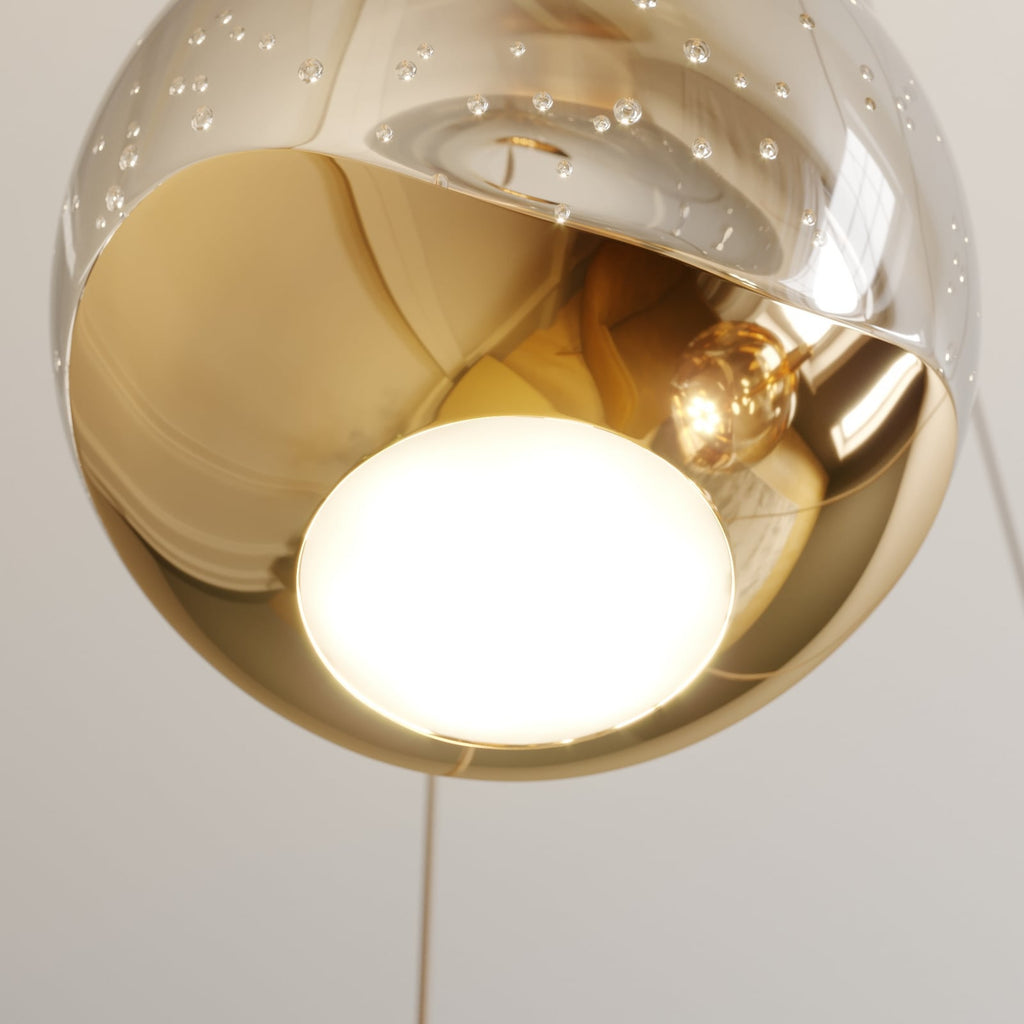 LED pendellampe Hayley 5-lys glass kuleform gull nærbilde av metallramme