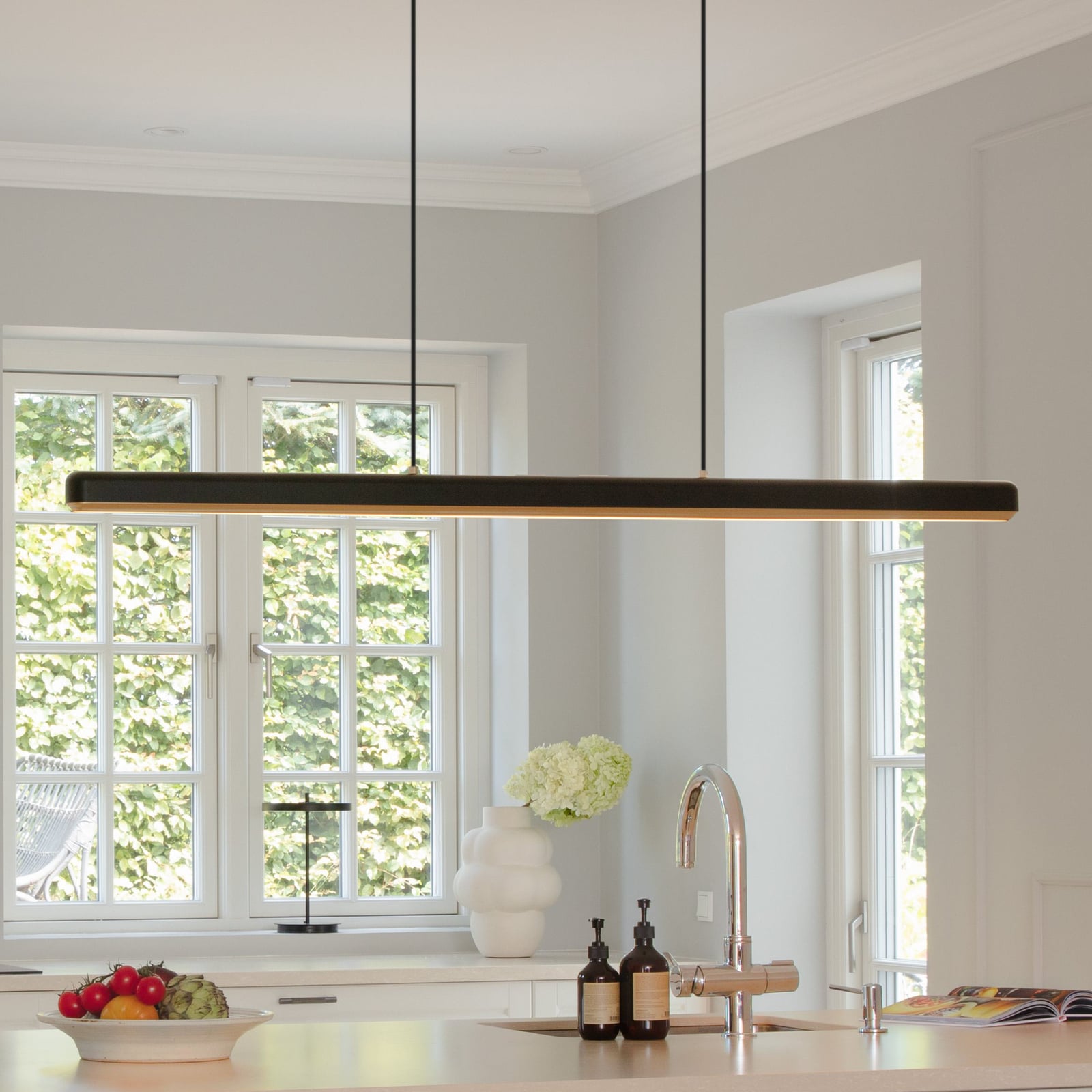 LED pendellampe Hazel Branch svart/messing fra forfra