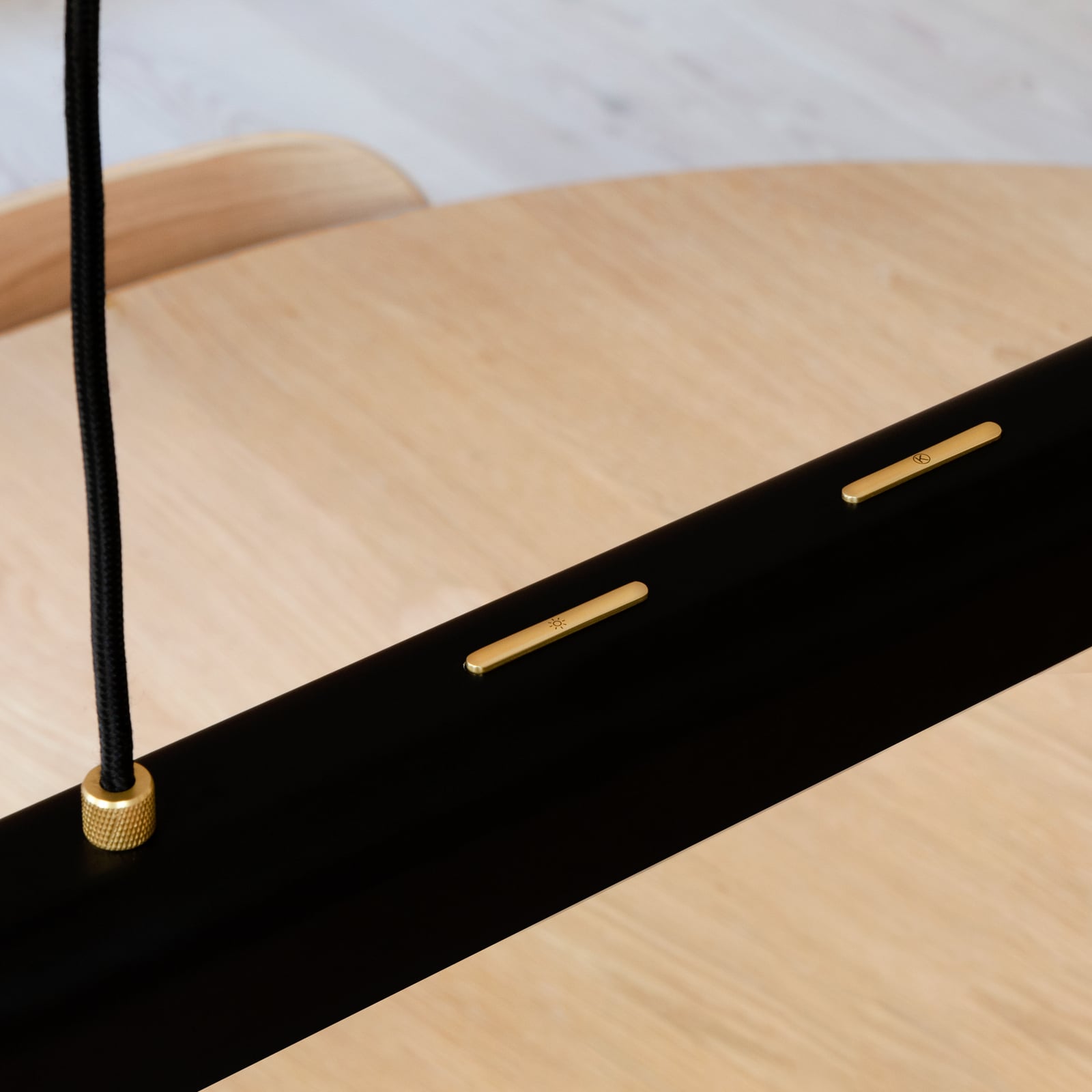 LED pendellampe Hazel Branch svart/messing 100 cm dimbar CCT detalj av dimmer