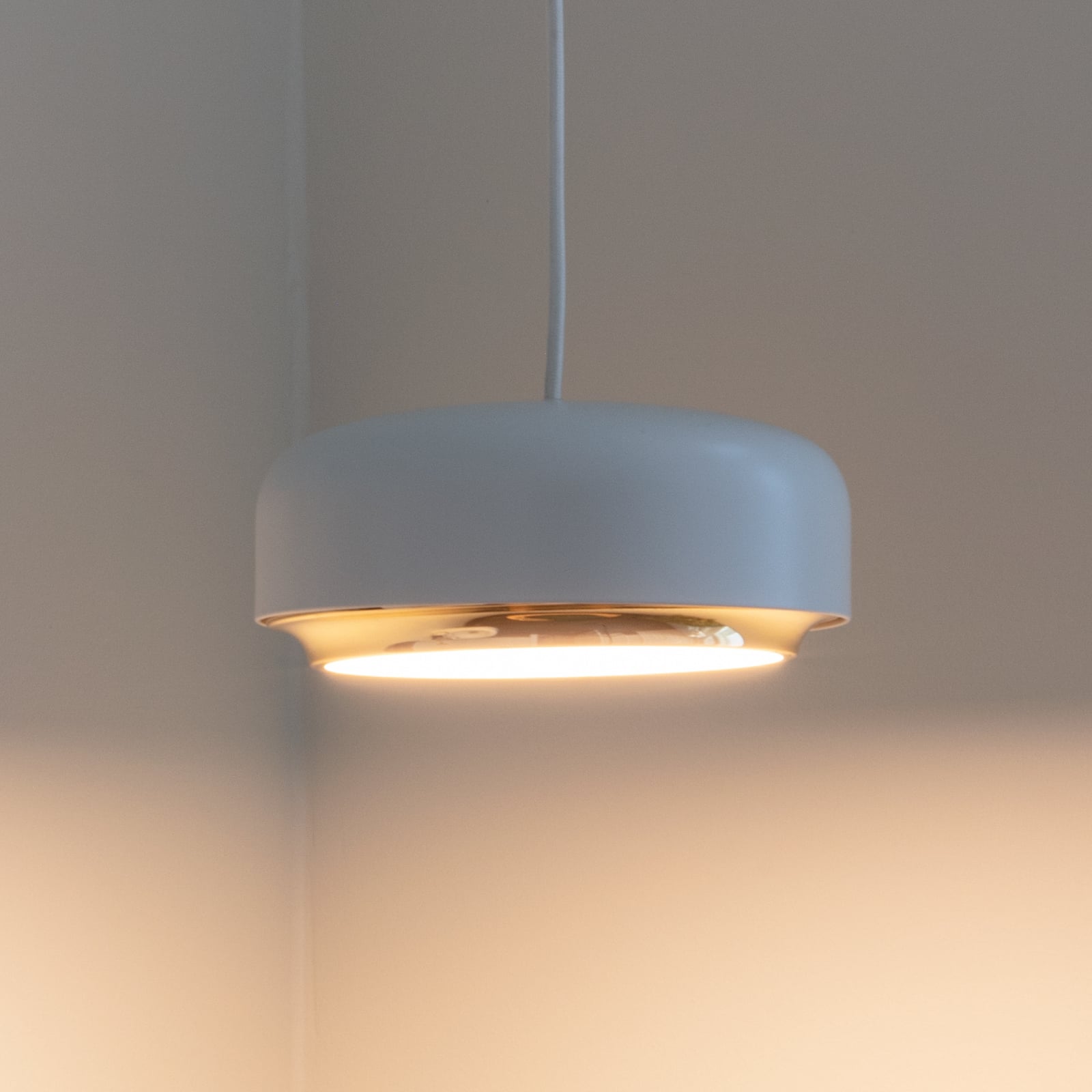 LED pendellampe Hazel Mini hvit/messing dimbar forfra