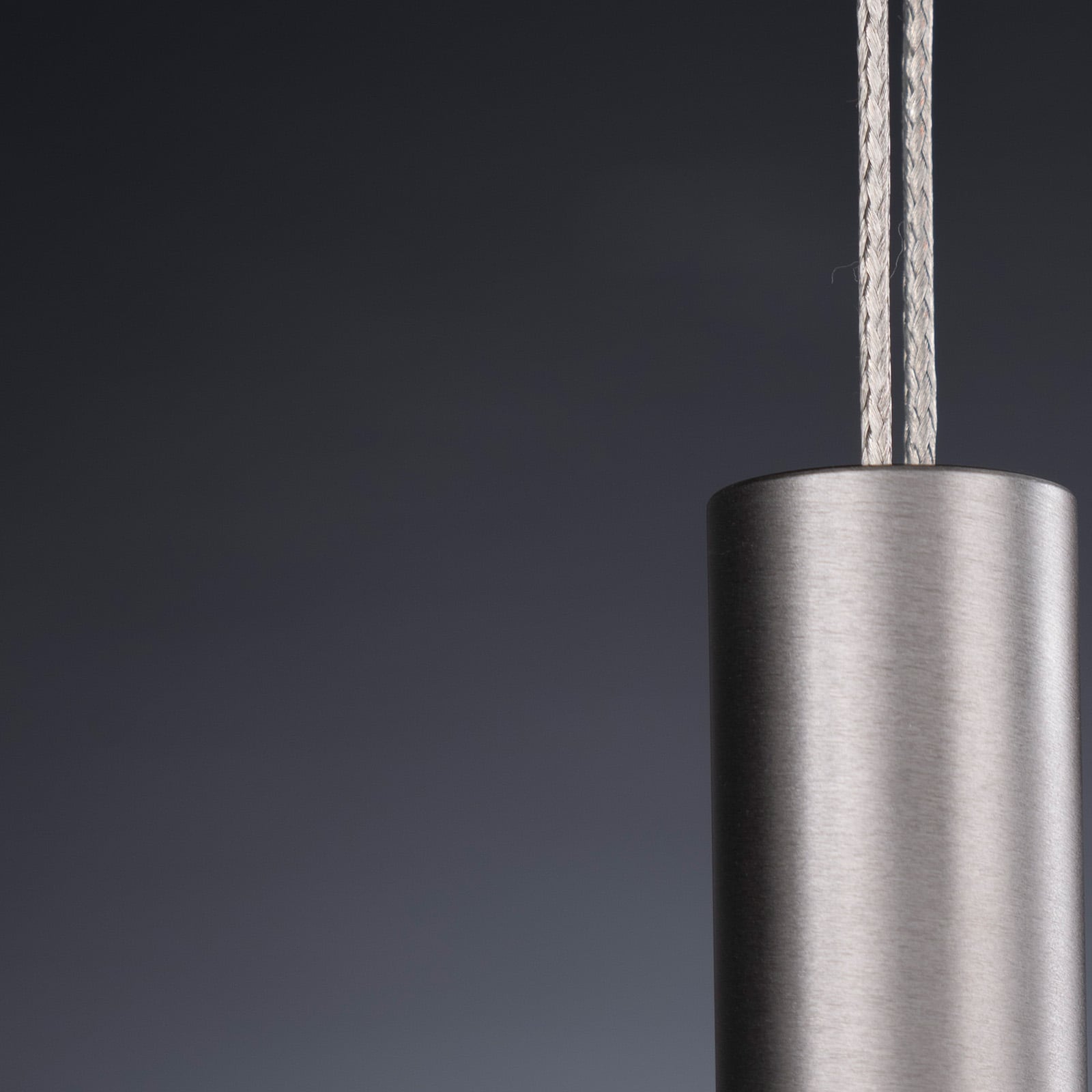Detalj av aluminiumskomponenter på pendellampe Hiba